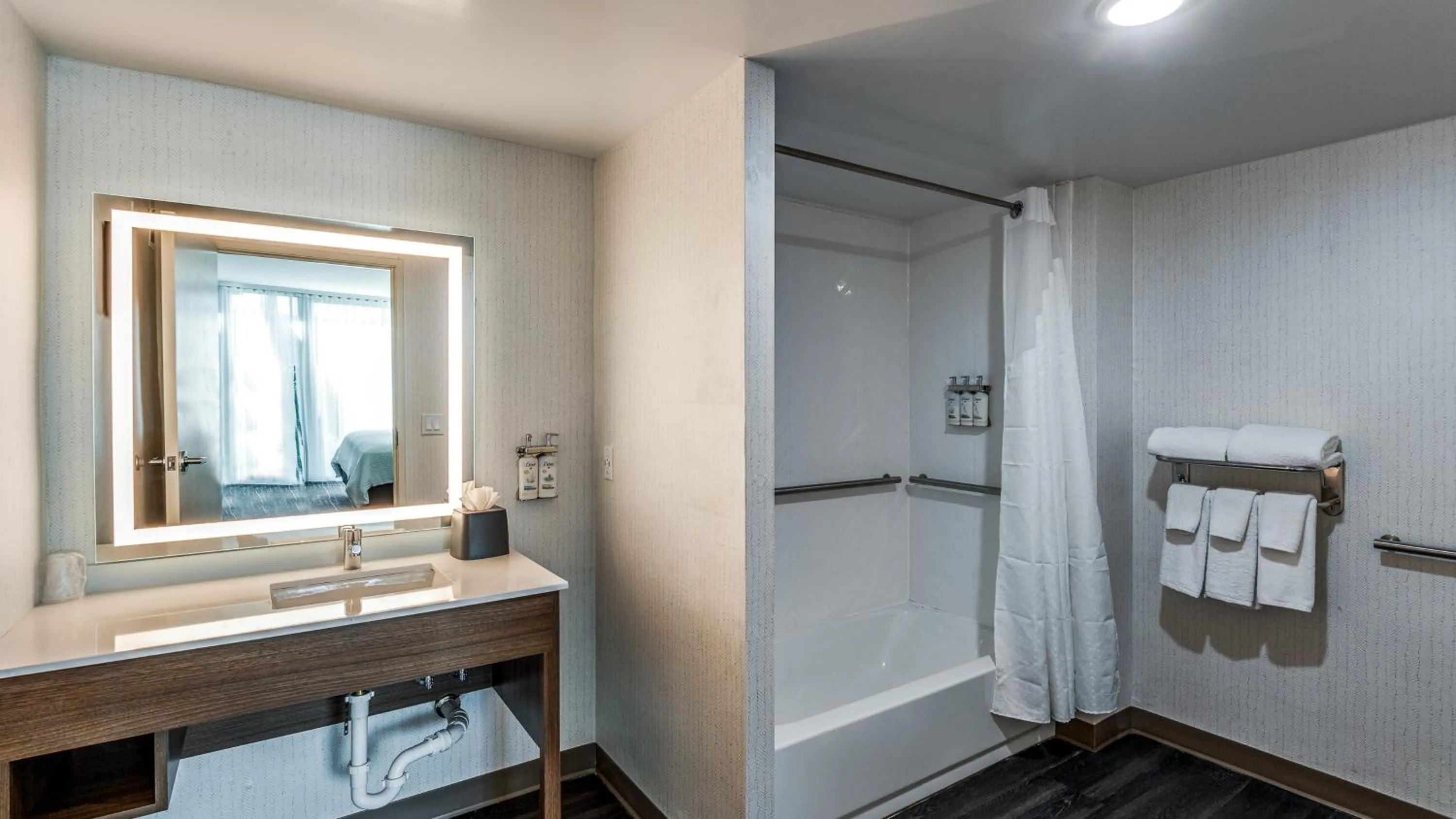 Photo of the whole room in Holiday Inn Dallas Market Ctr Love Field by IHG