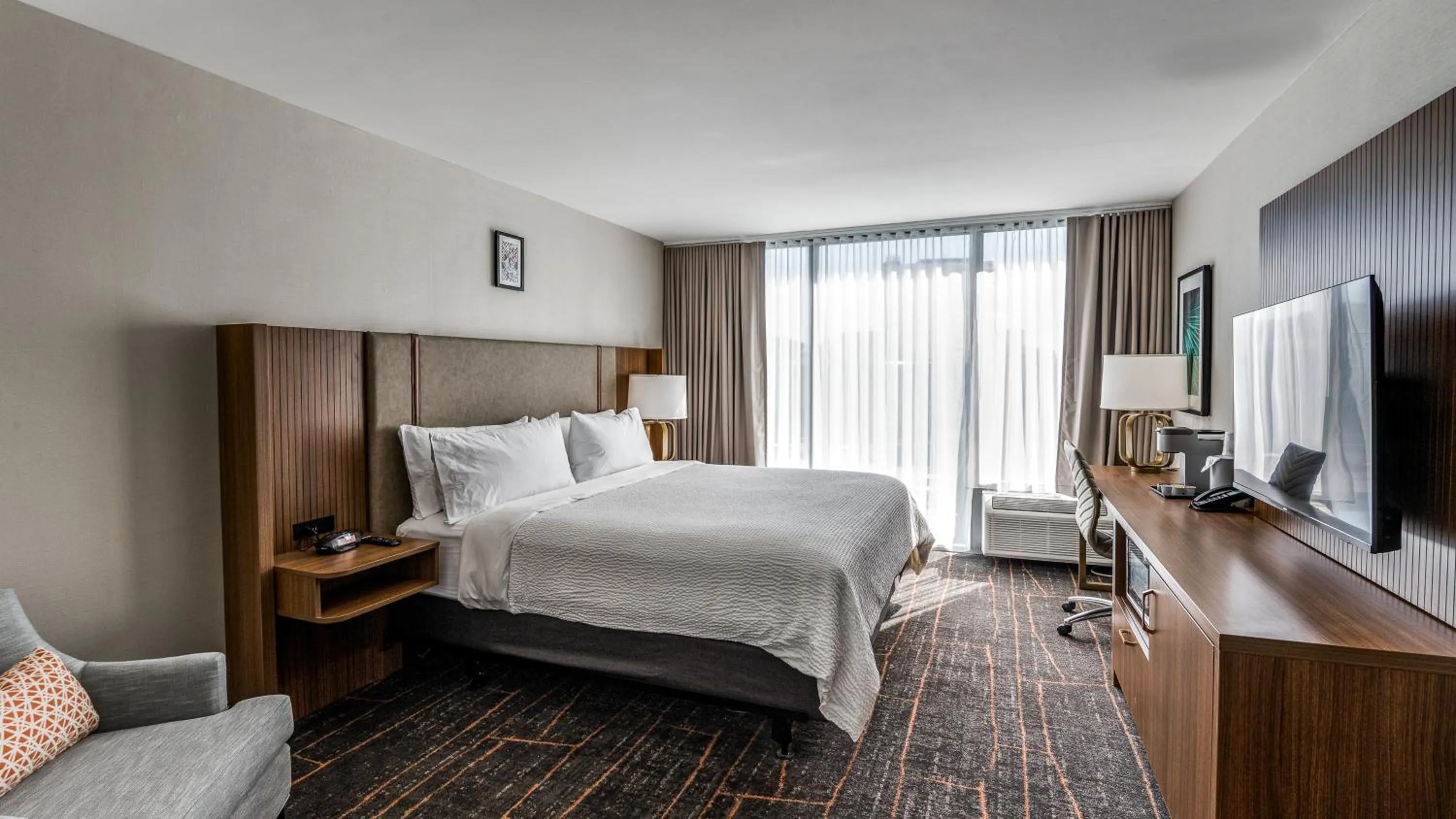 Photo of the whole room, Bed in Holiday Inn Dallas Market Ctr Love Field by IHG