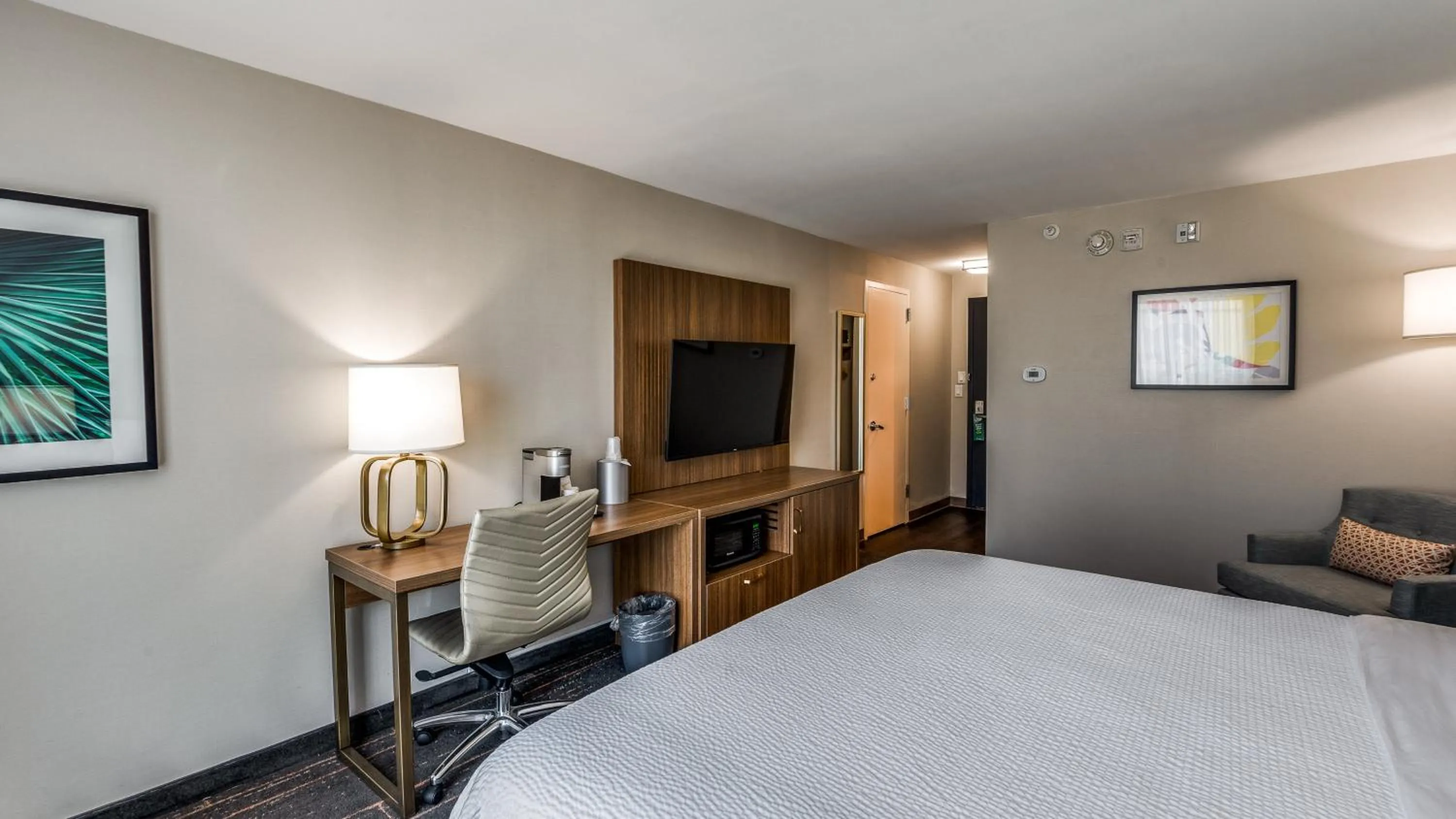 Photo of the whole room, Bed in Holiday Inn Dallas Market Ctr Love Field by IHG