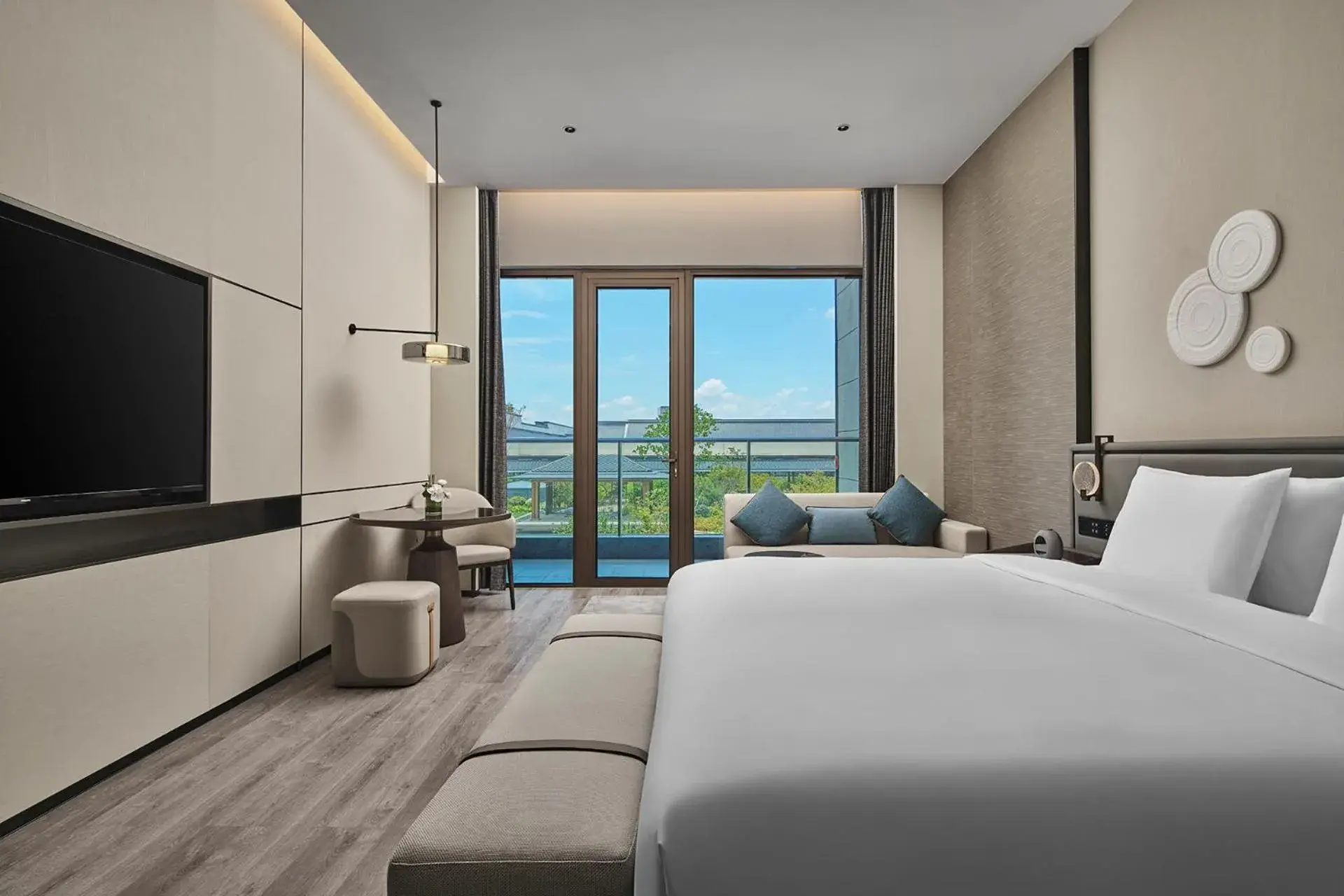 Standard King Room with Garden View in Crowne Plaza Ganzhou by IHG Standard King Room with Garden View in Crowne Plaza Ganzhou by IHG