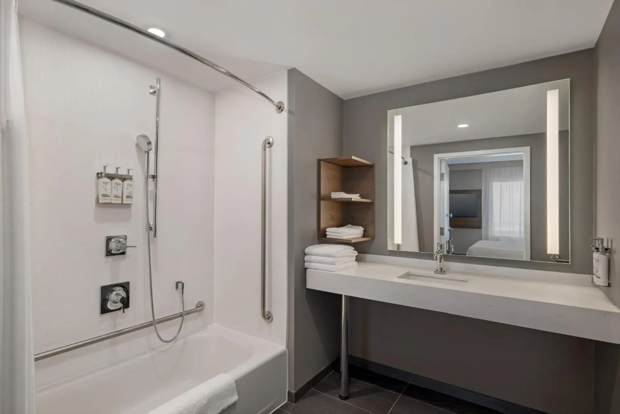 One-Bedroom King Suite with Communications and Mobility Accessible Tub in Staybridge Suites Port Elgin by IHG One-Bedroom King Suite with Communications and Mobility Accessible Tub in Staybridge Suites Port Elgin by IHG