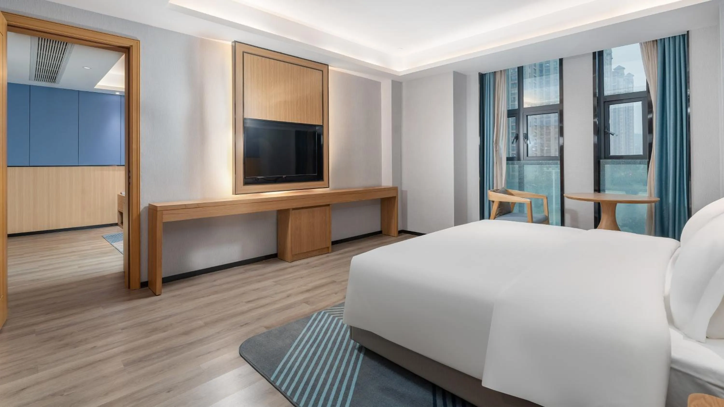 Photo of the whole room, Bed in Holiday Inn Express Huangshi Cihu Lake by IHG