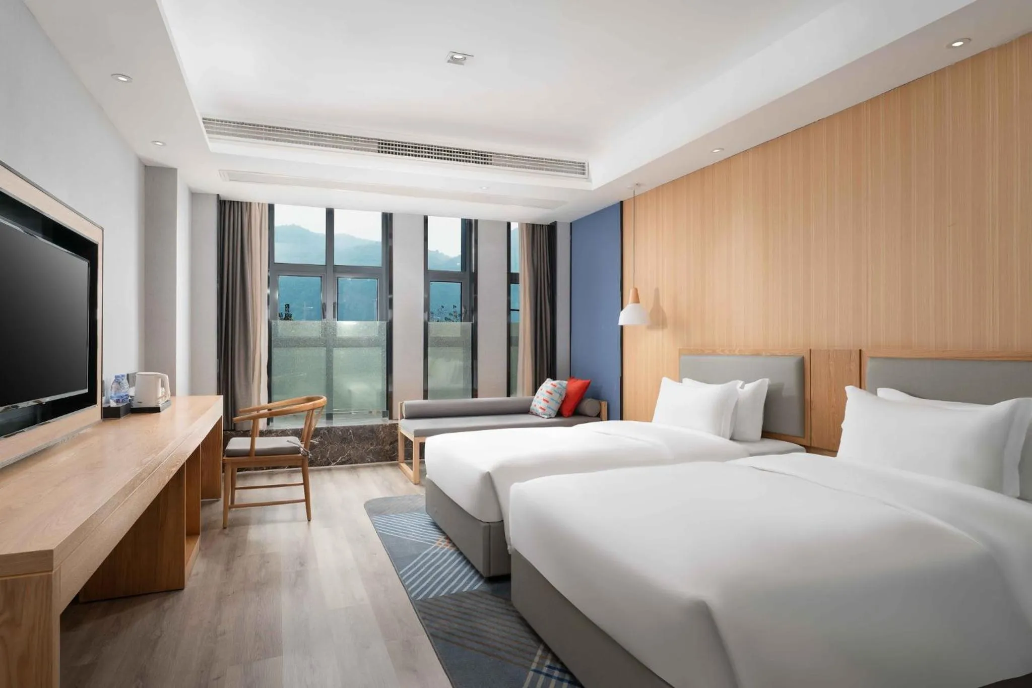 Photo of the whole room, Bed in Holiday Inn Express Huangshi Cihu Lake by IHG