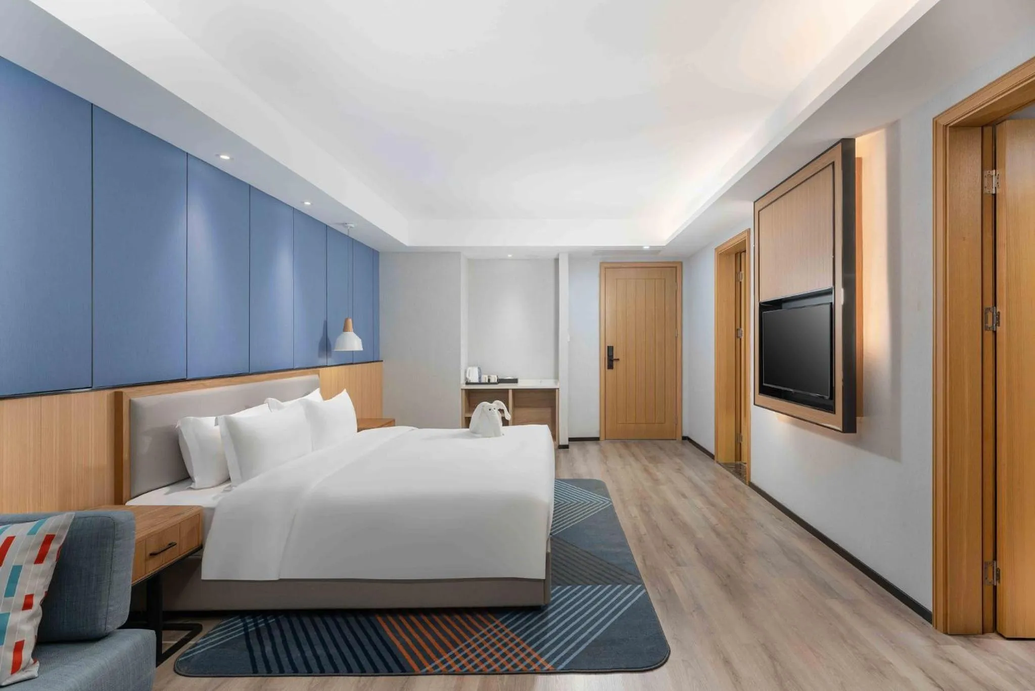 Photo of the whole room, Bed in Holiday Inn Express Huangshi Cihu Lake by IHG