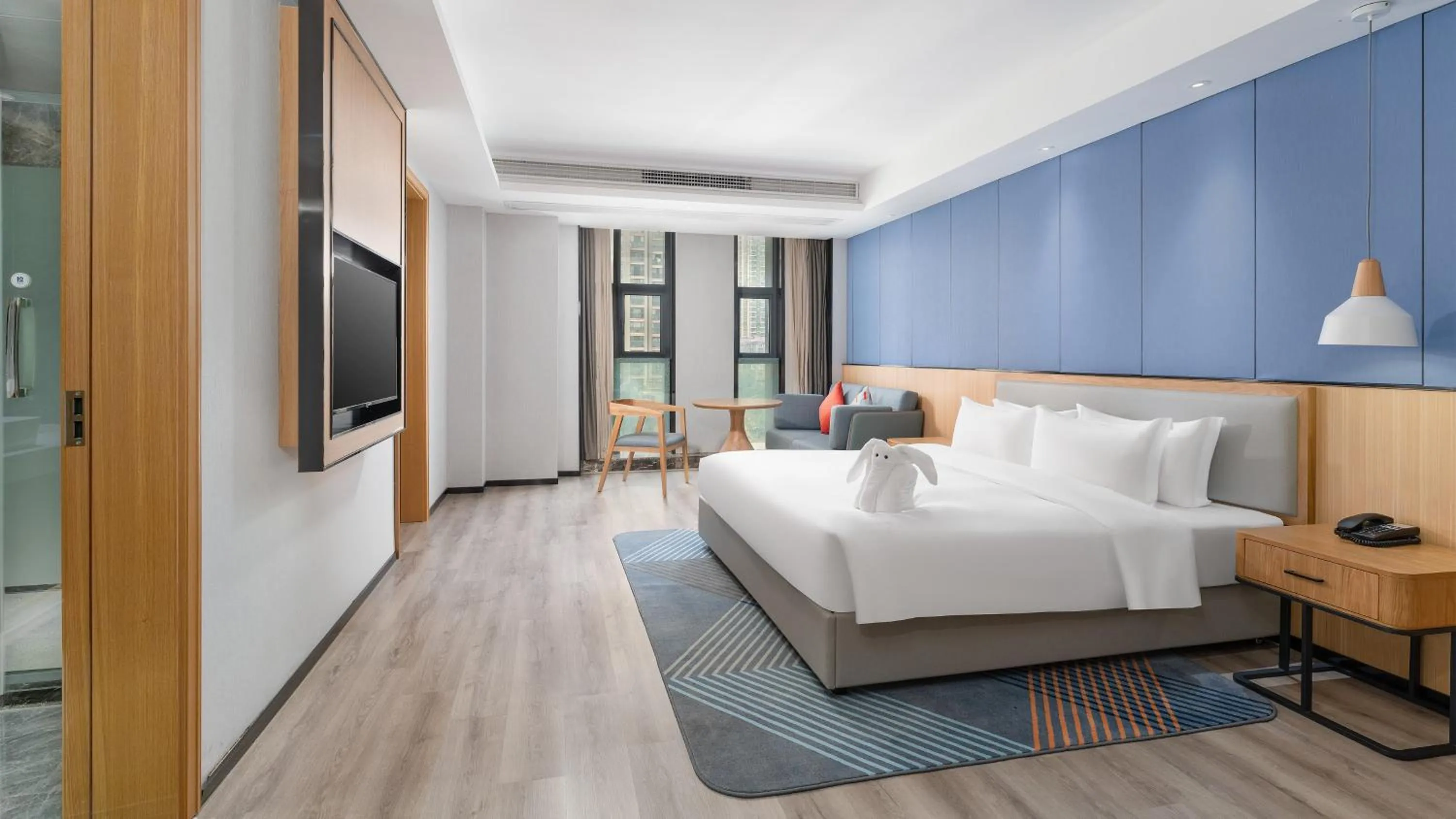 Photo of the whole room, Bed in Holiday Inn Express Huangshi Cihu Lake by IHG
