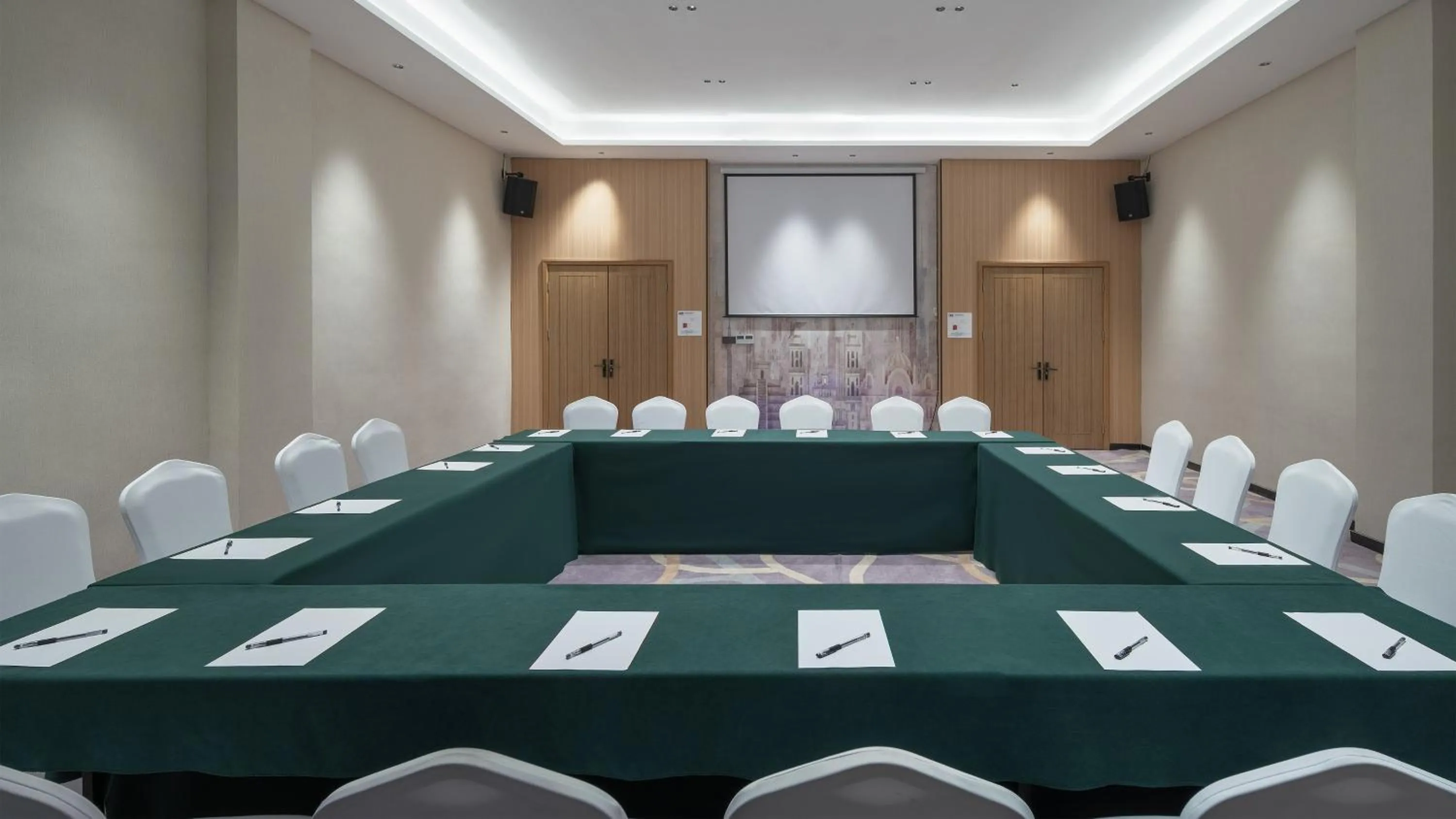 Meeting/conference room in Holiday Inn Express Huangshi Cihu Lake by IHG
