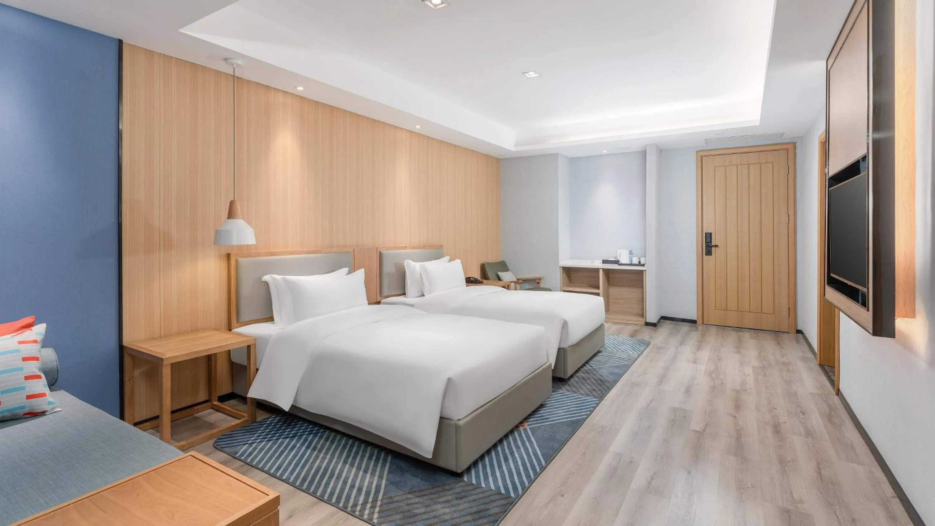 Photo of the whole room, Bed in Holiday Inn Express Huangshi Cihu Lake by IHG