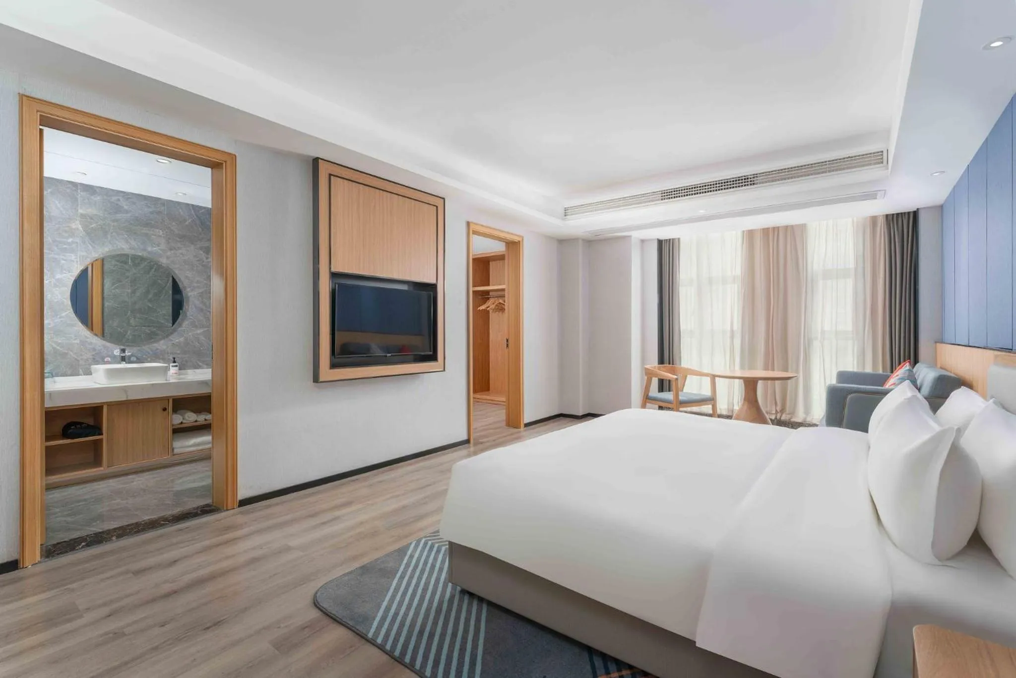 Photo of the whole room, Bed in Holiday Inn Express Huangshi Cihu Lake by IHG