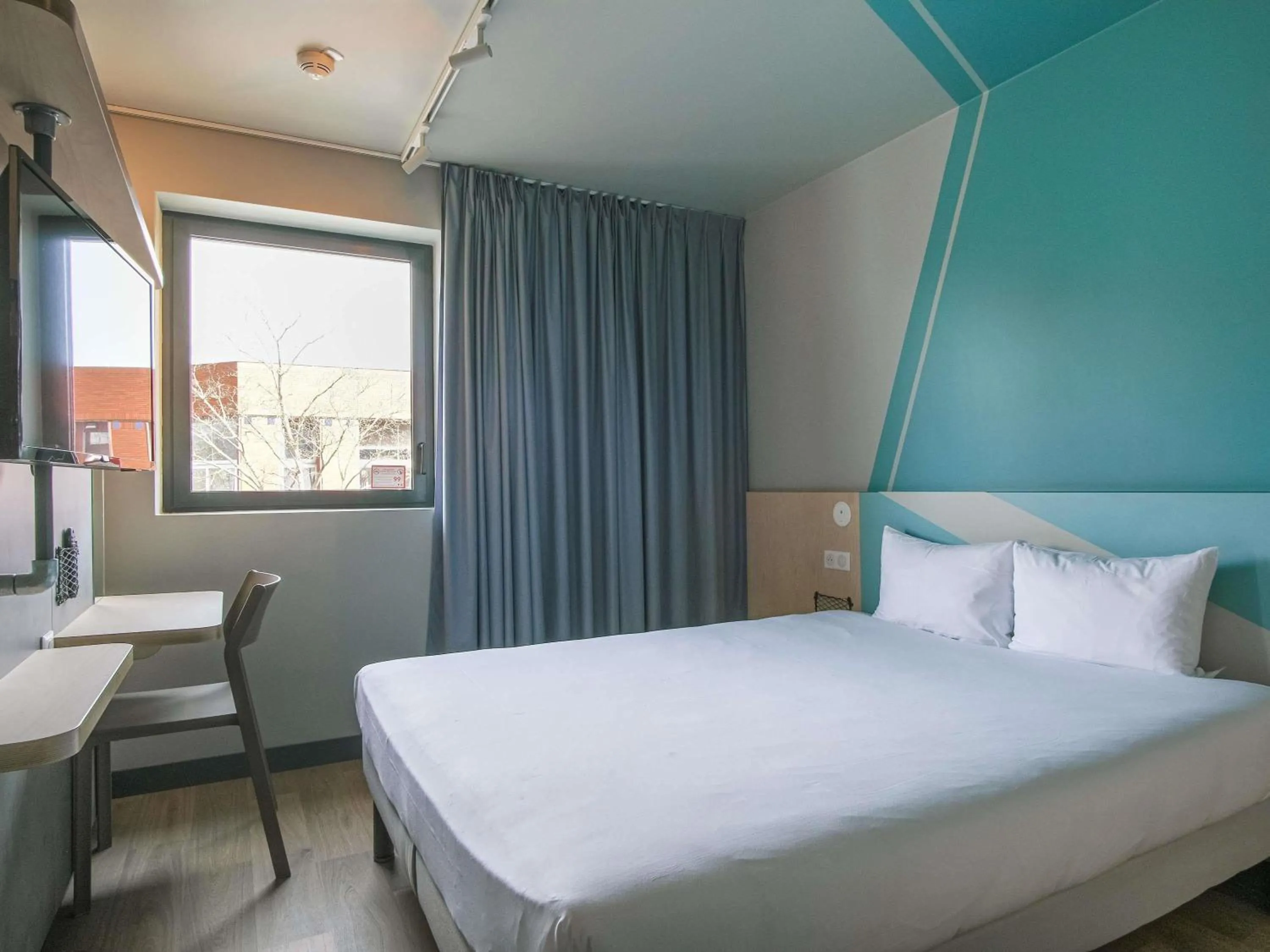 Bedroom, Bed in ibis budget Toulouse Labège