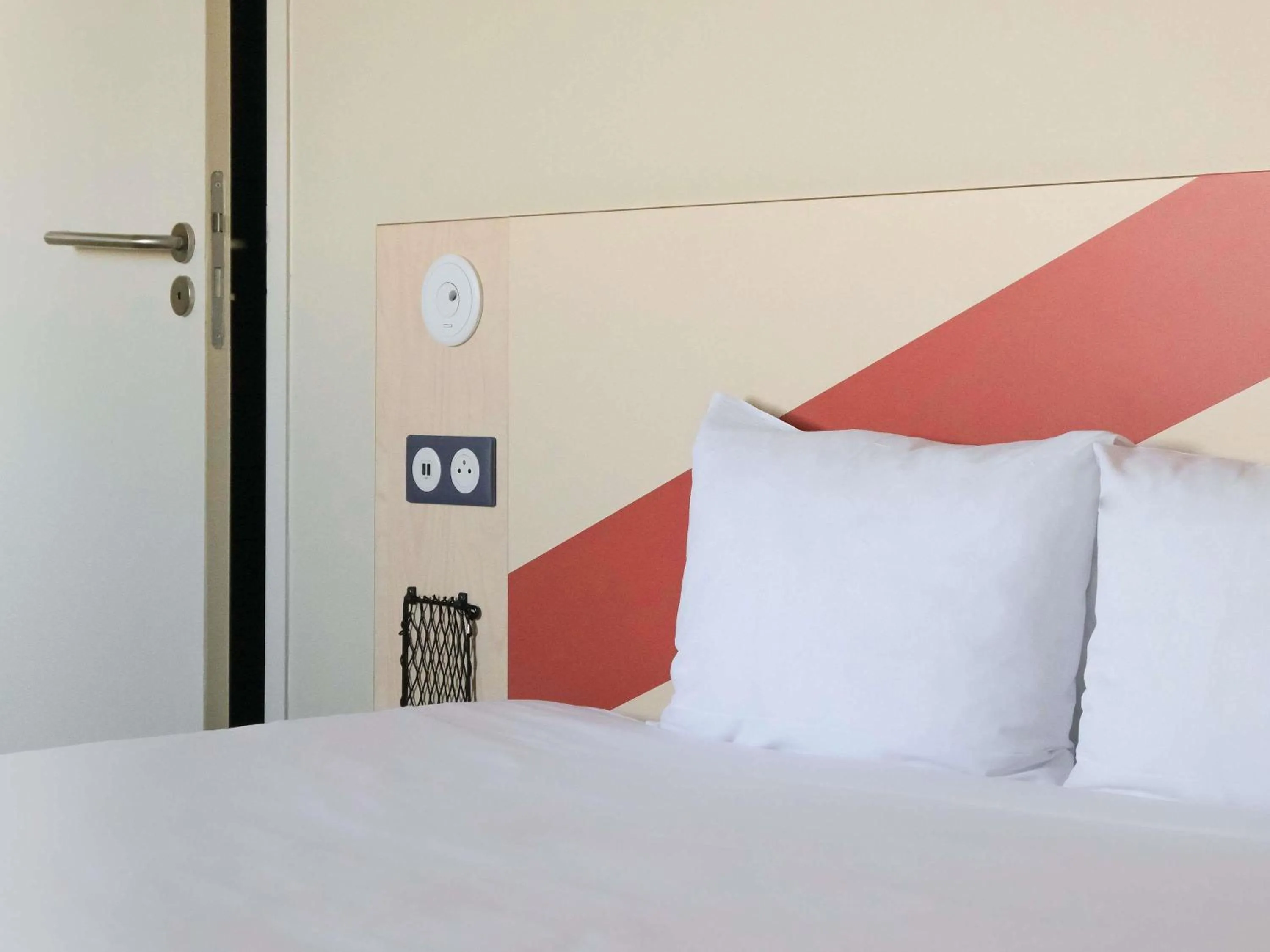 Bedroom, Bed in ibis budget Toulouse Labège