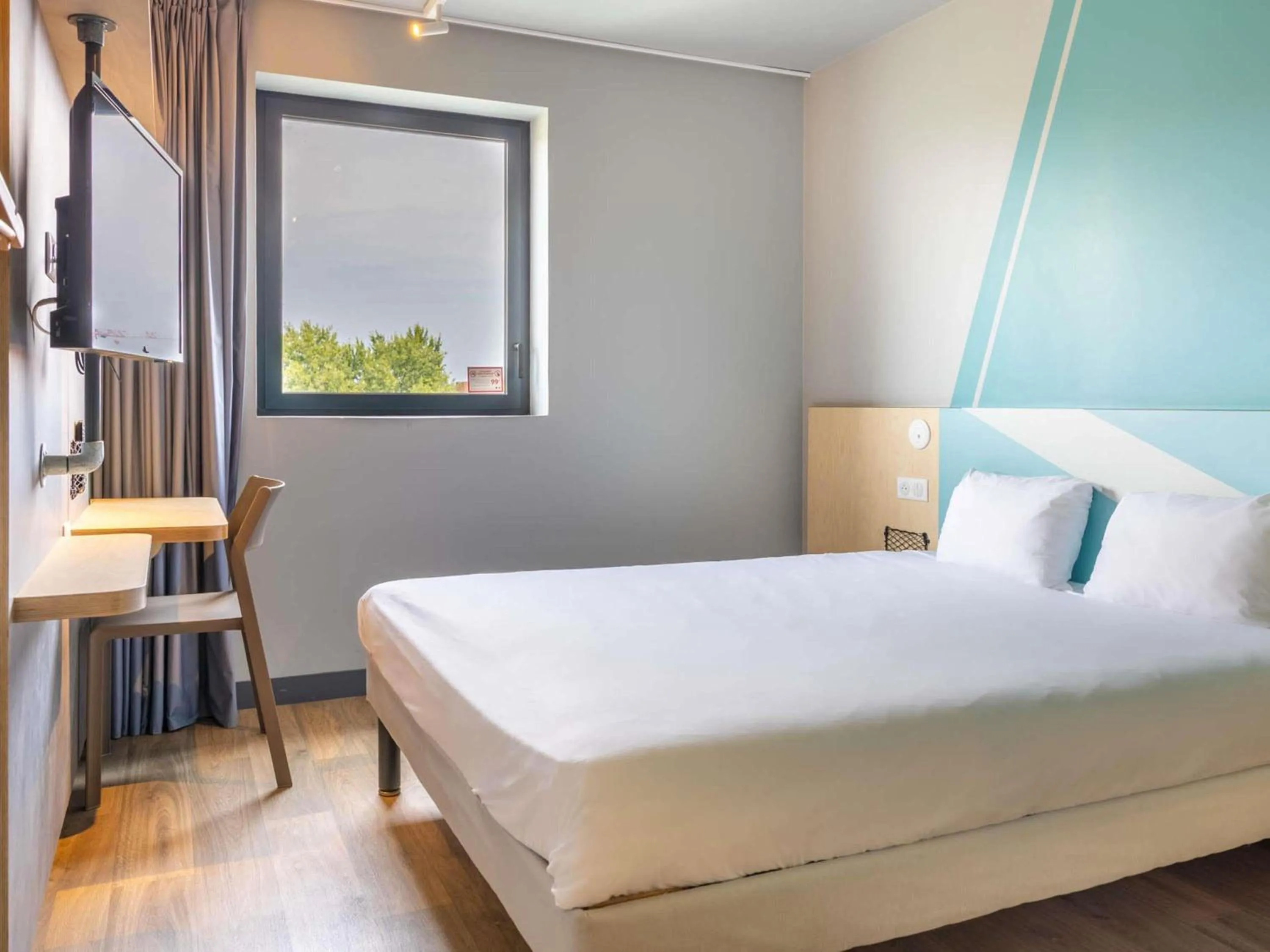 Bedroom, Bed in ibis budget Toulouse Labège