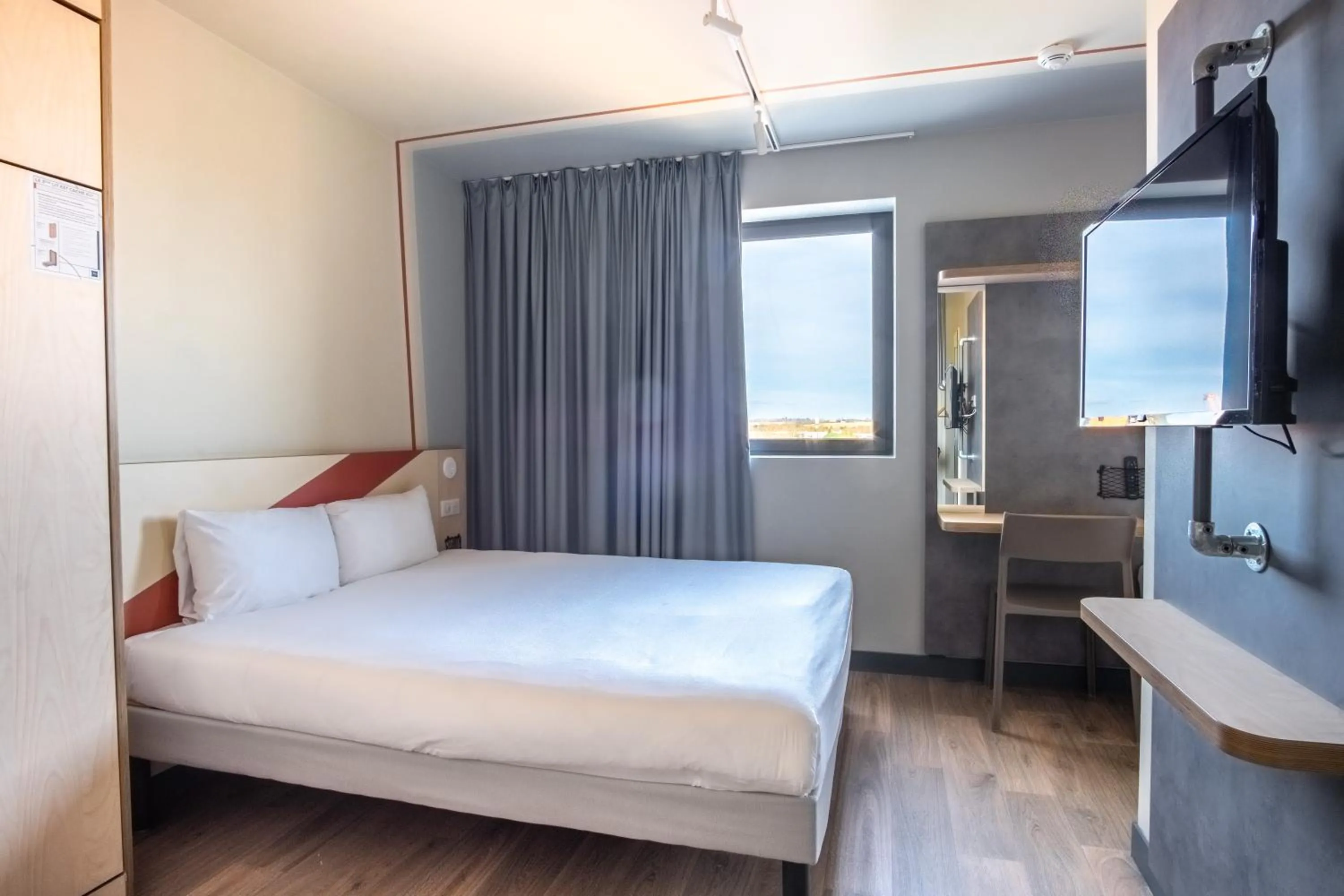 Bedroom, Bed in ibis budget Toulouse Labège