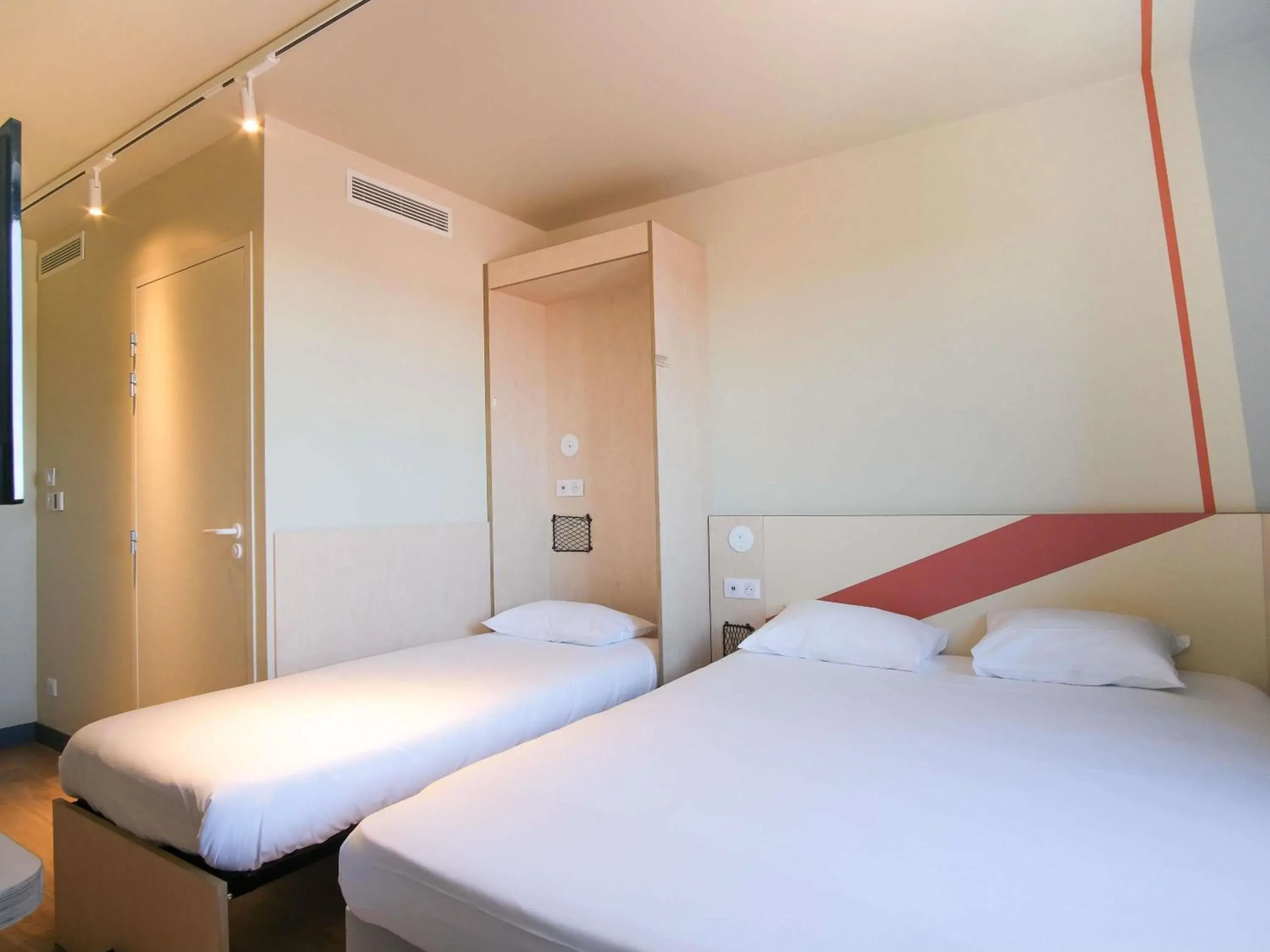 Accessible standard Room with One Double Bed and One Single Bed in ibis budget Toulouse Labège Accessible standard Room with One Double Bed and One Single Bed in ibis budget Toulouse Labège
