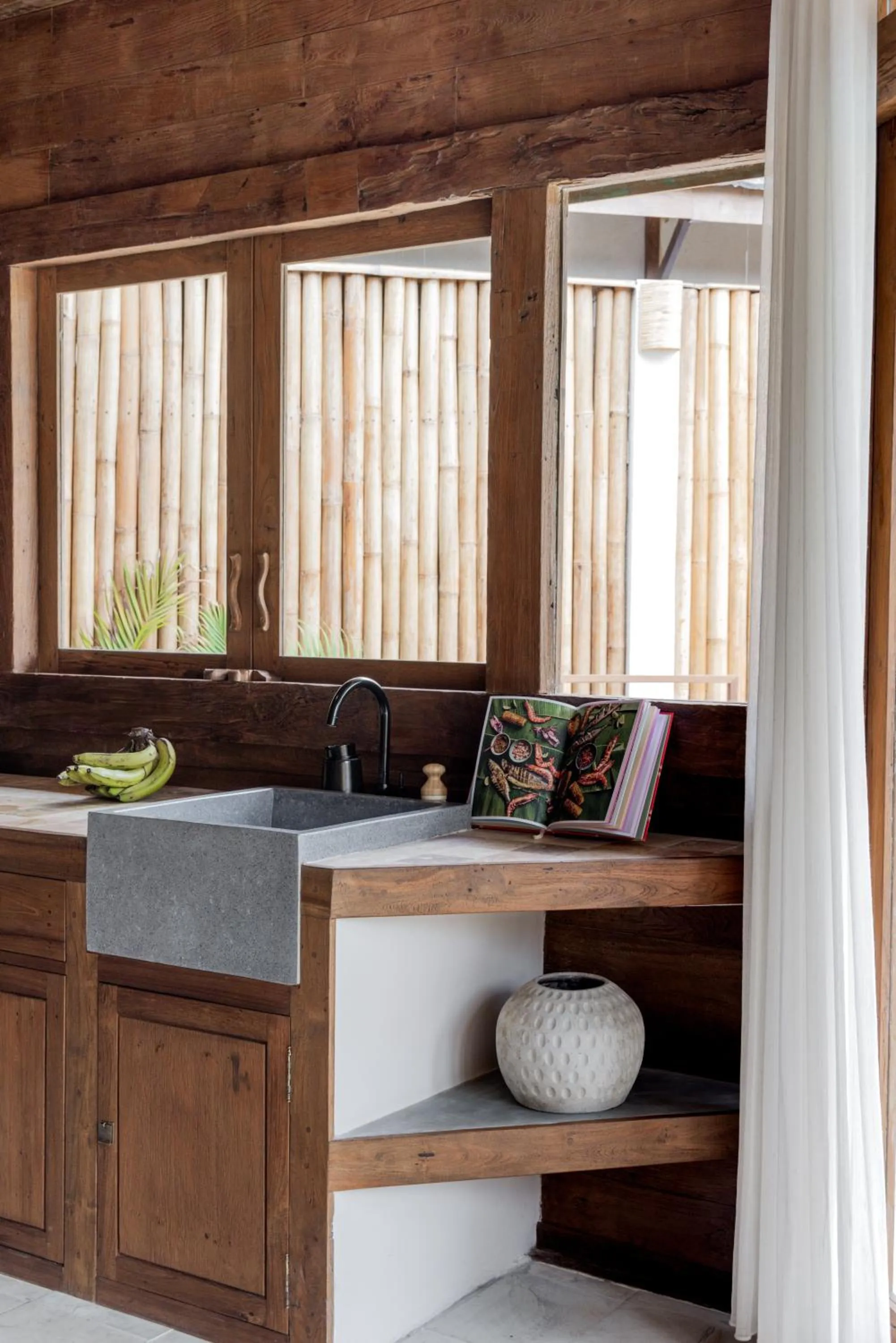 Kitchen or kitchenette in Kalyana Villa Gili Air