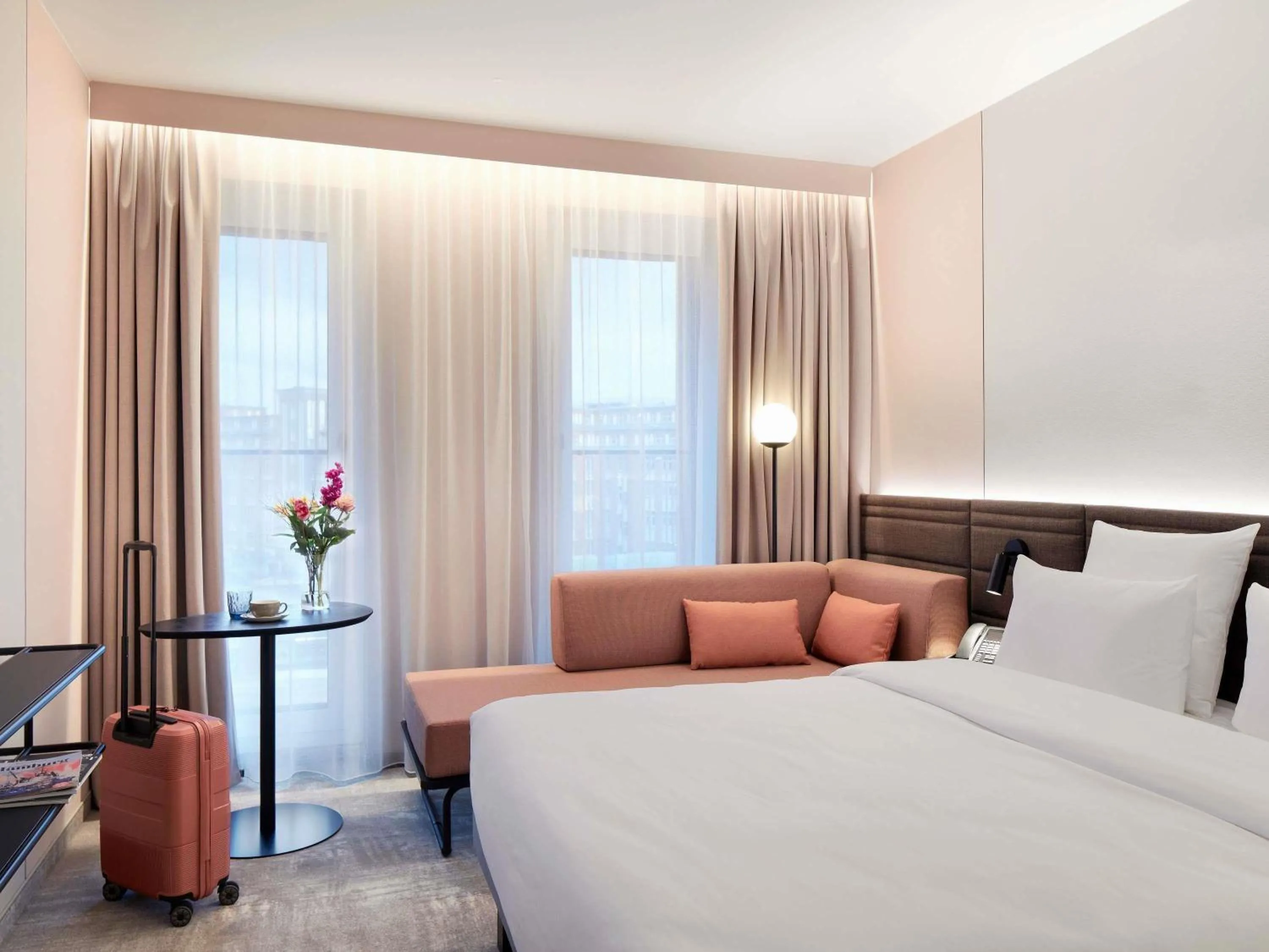 Property building, Bed in Novotel Hamburg Central Station