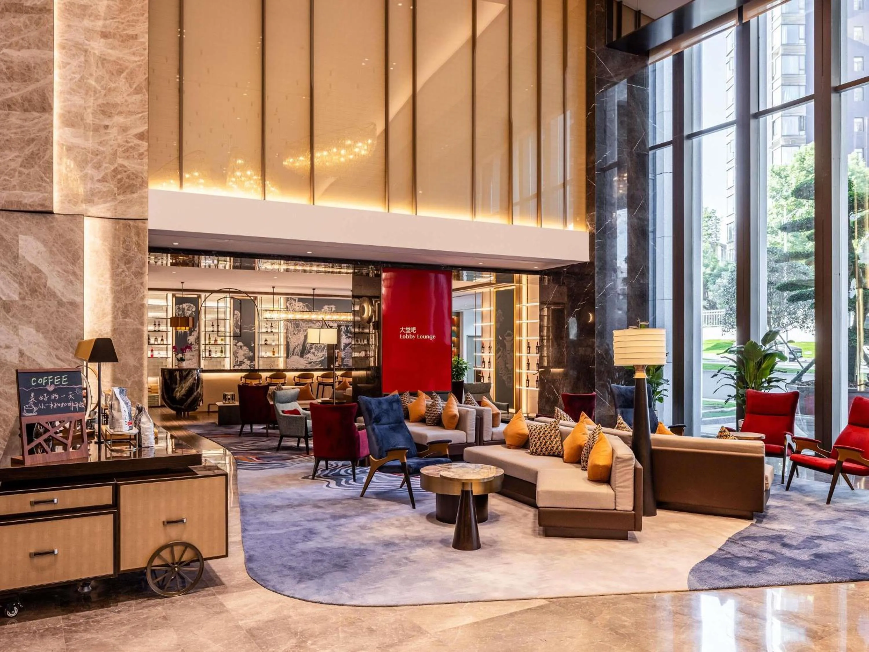 Lounge or bar in Grand Mercure Yichang Waitan