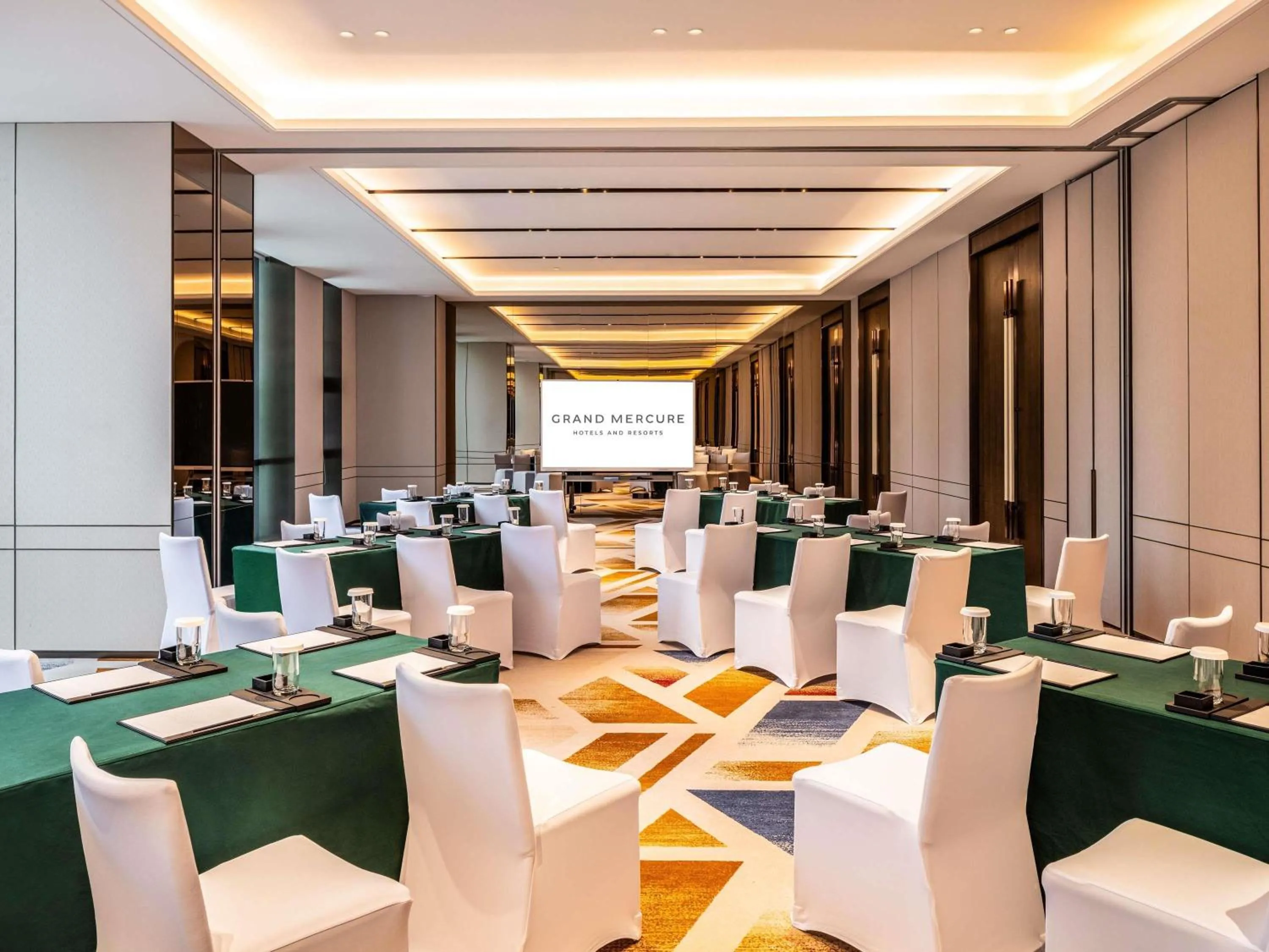 Meeting/conference room in Grand Mercure Yichang Waitan