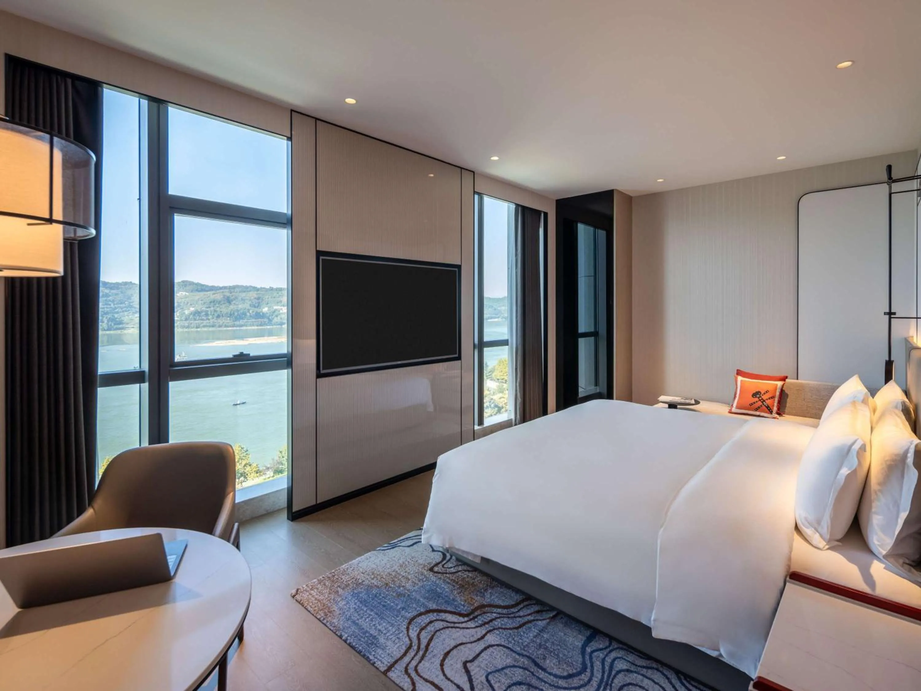 Deluxe King Room with River View in Grand Mercure Yichang Waitan