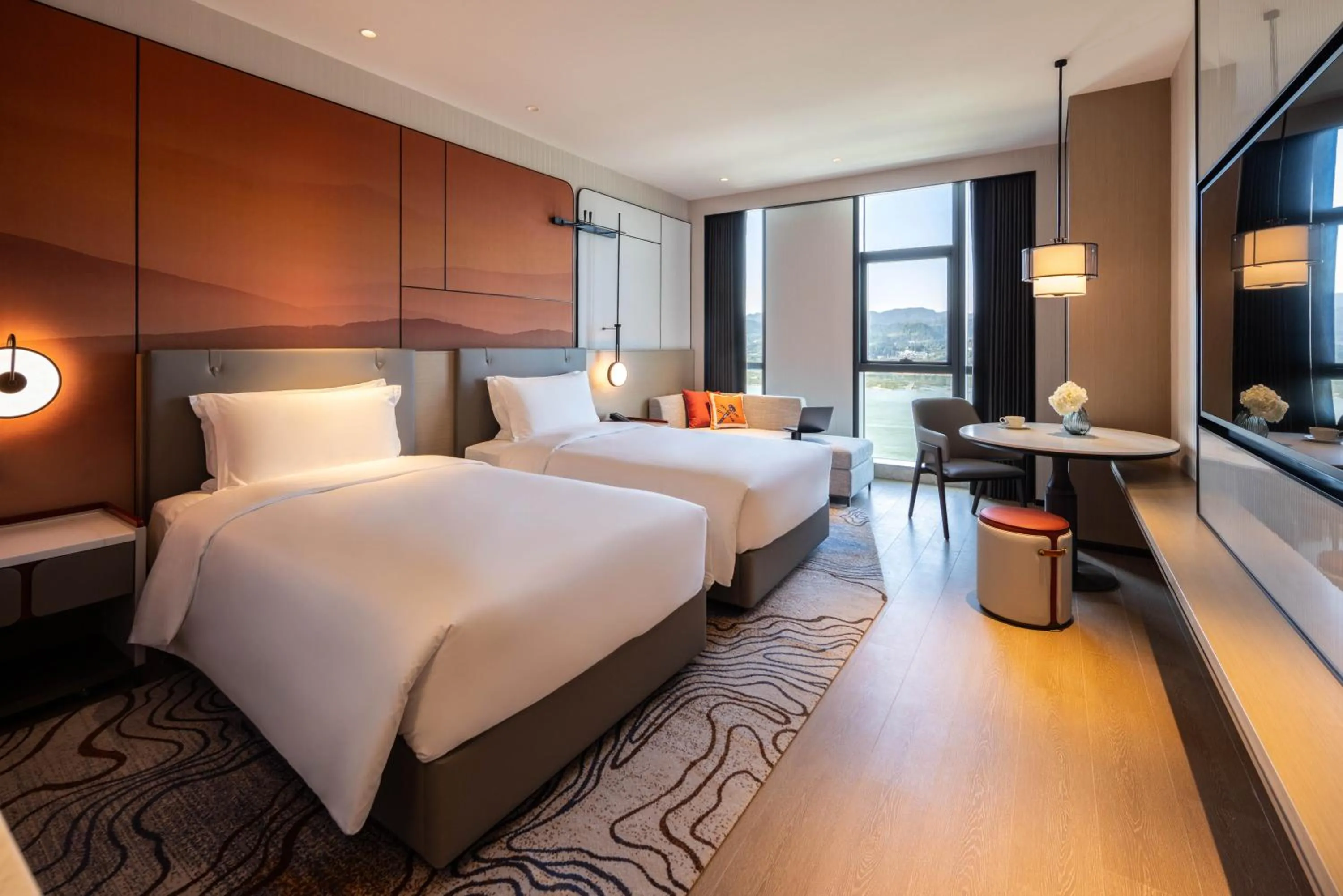 Photo of the whole room, Bed in Grand Mercure Yichang Waitan