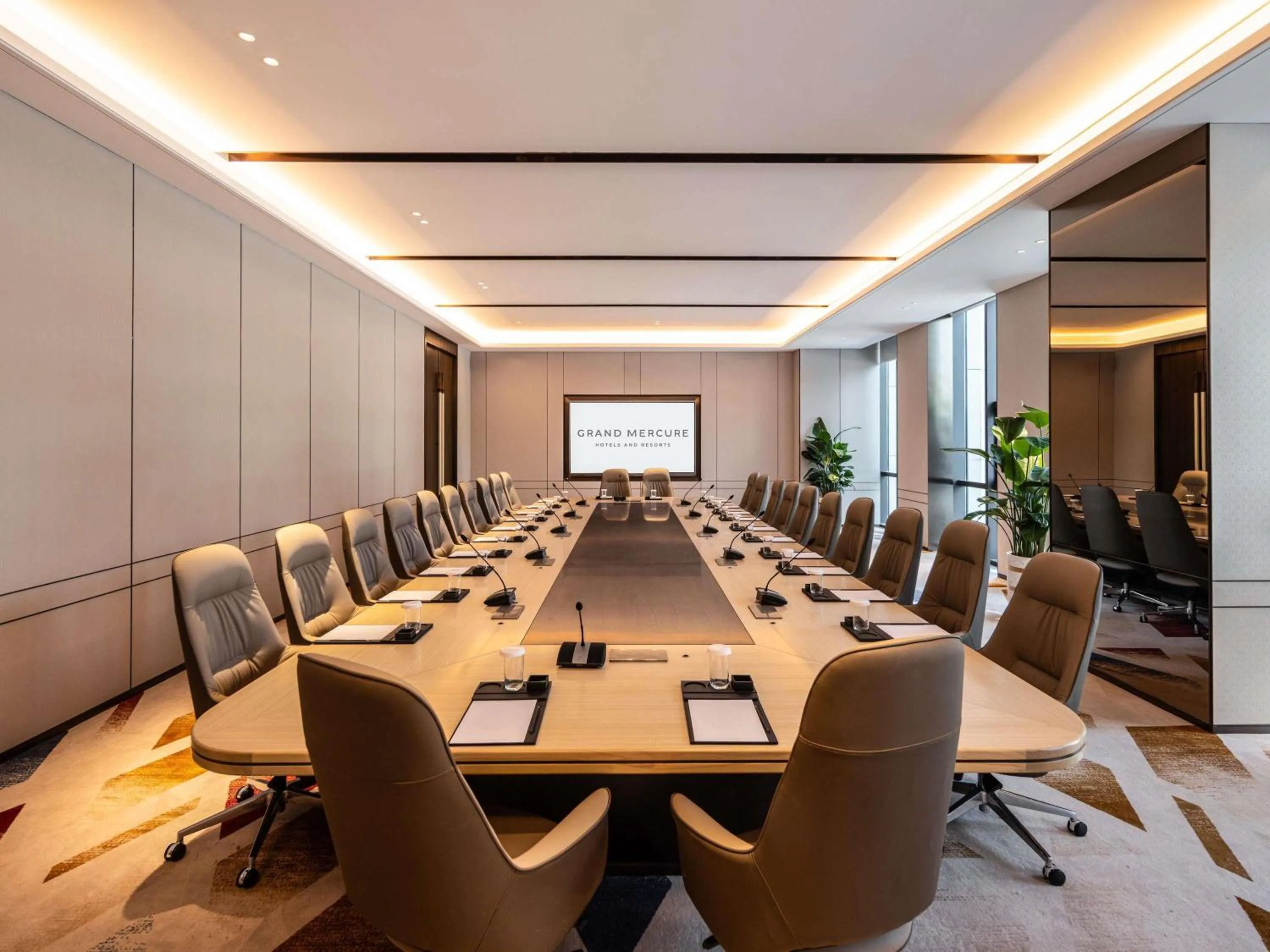 Meeting/conference room in Grand Mercure Yichang Waitan