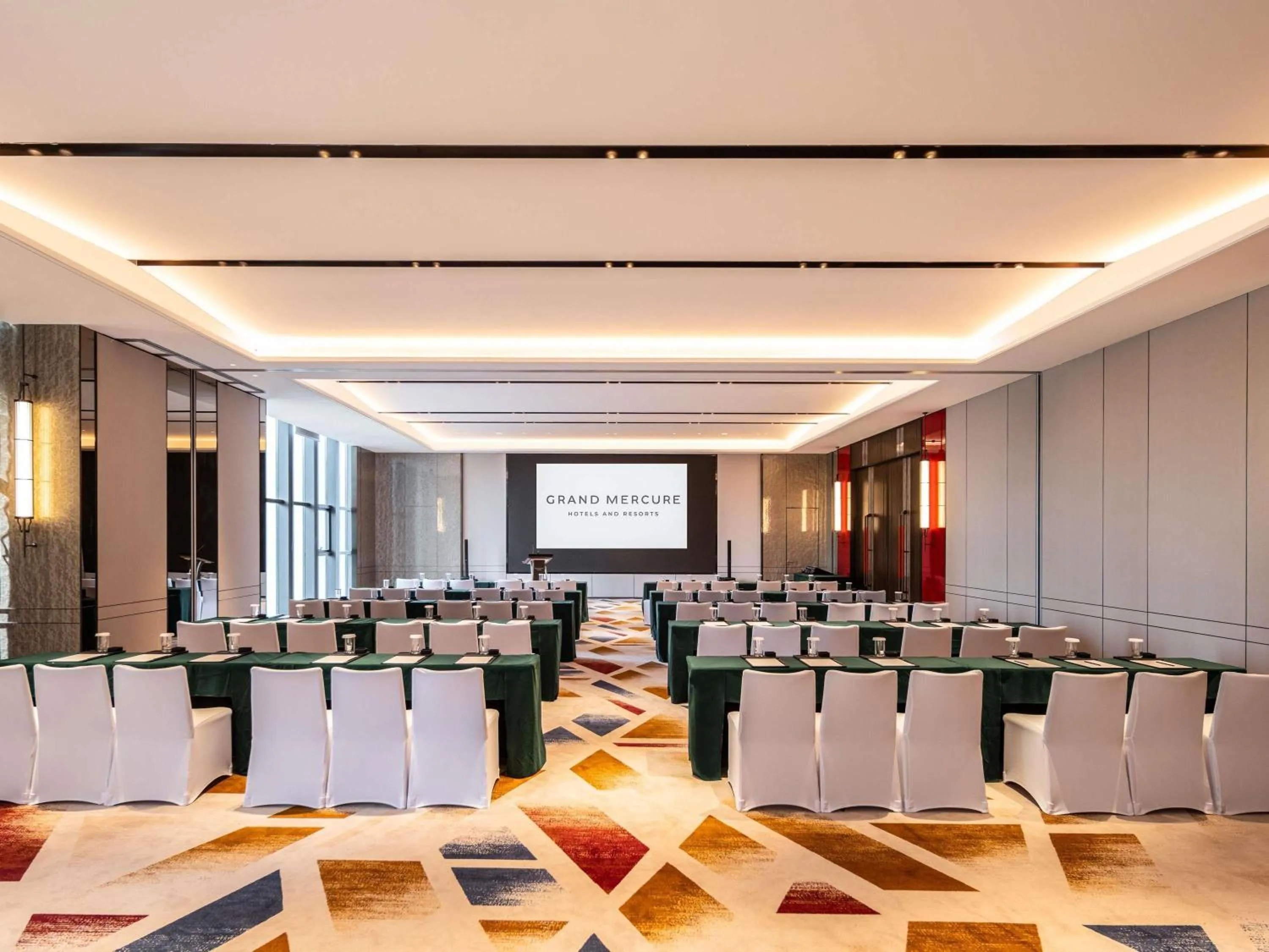 Meeting/conference room in Grand Mercure Yichang Waitan