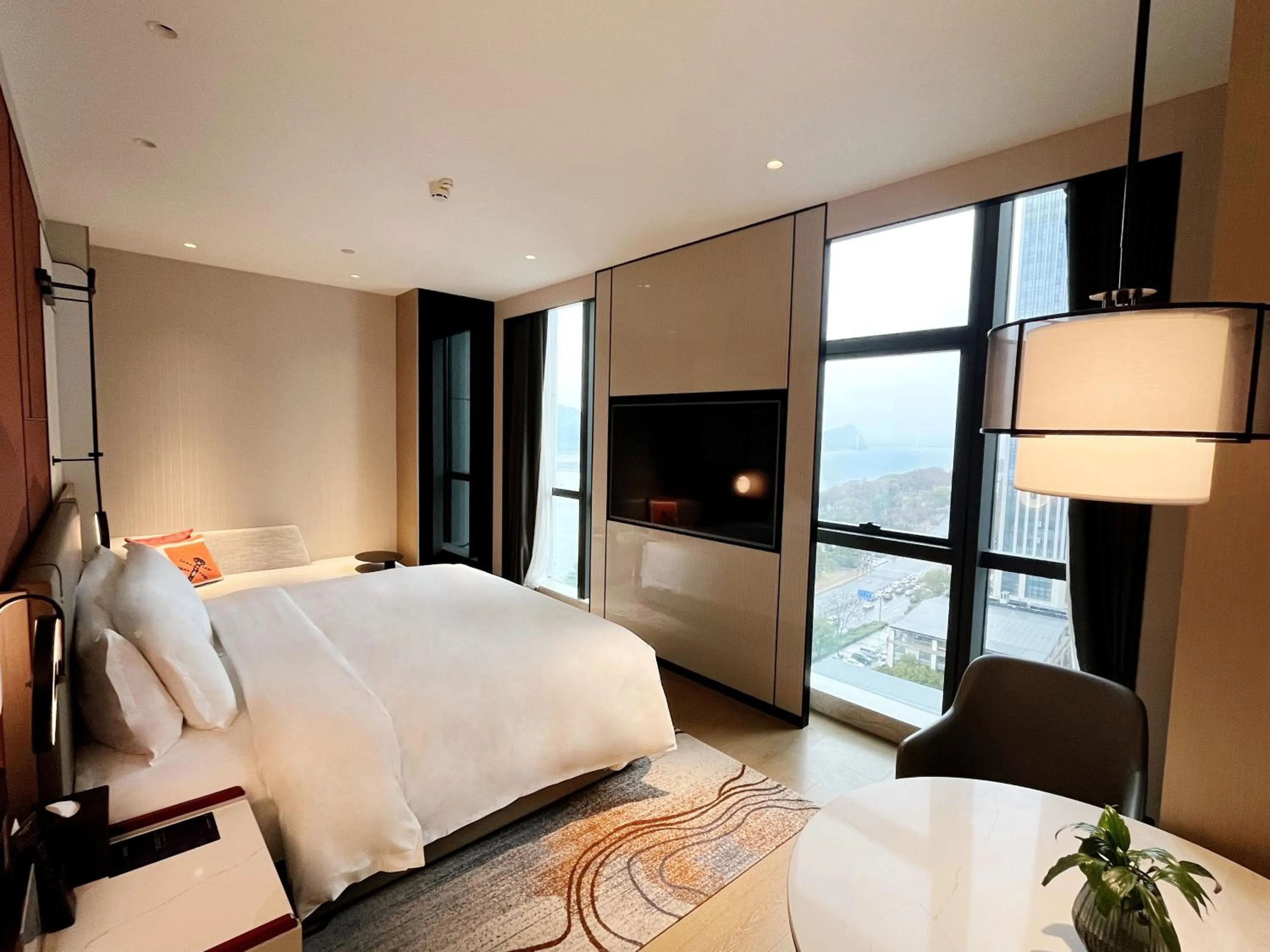 Bed in Grand Mercure Yichang Waitan