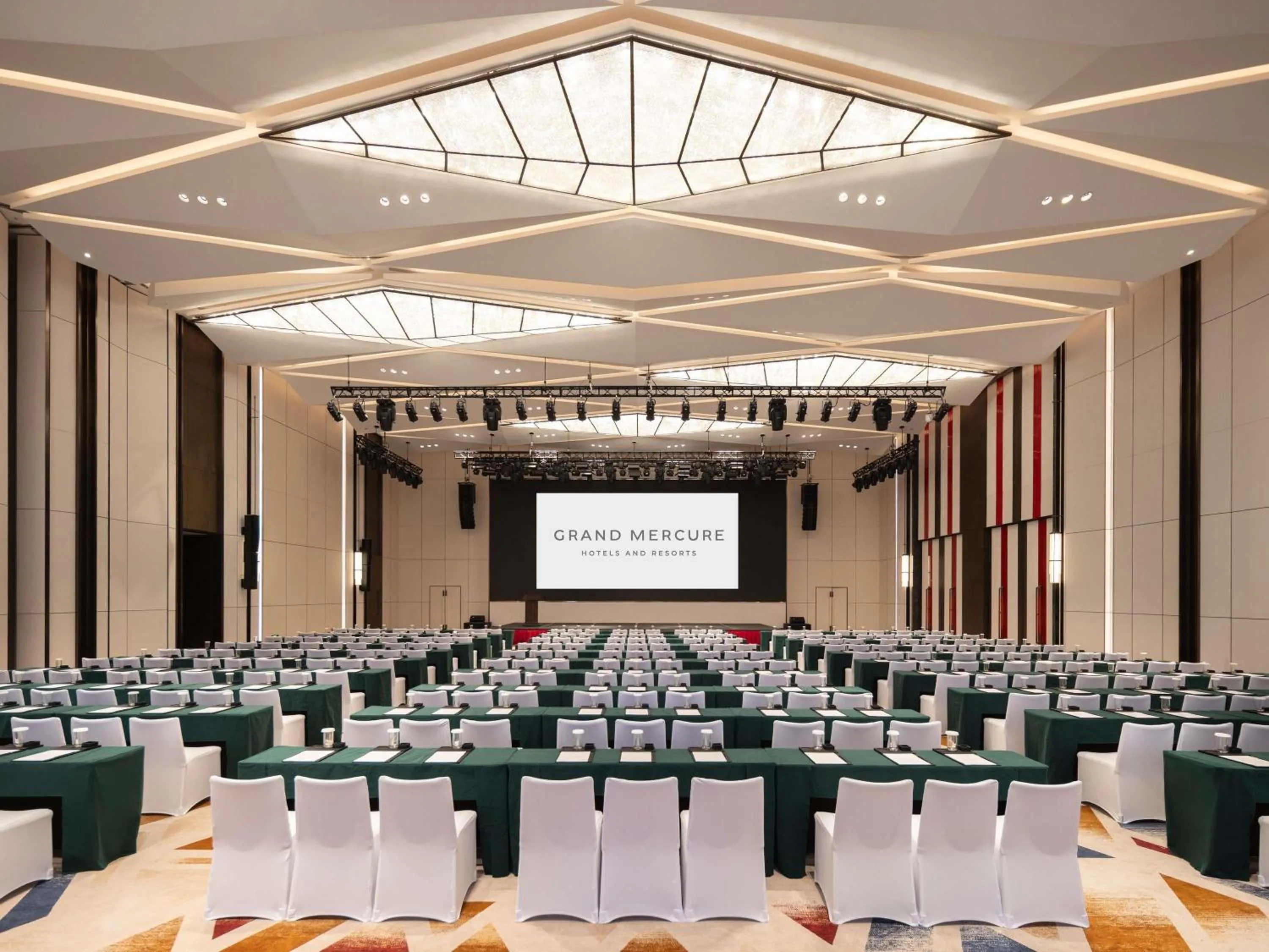 Meeting/conference room in Grand Mercure Yichang Waitan