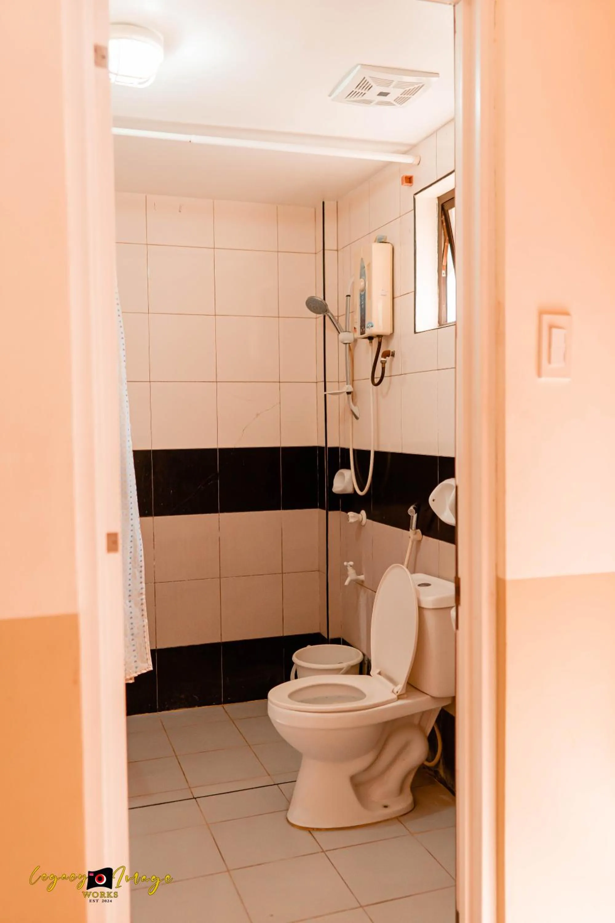 Shower in Imperial Ridge Pension House