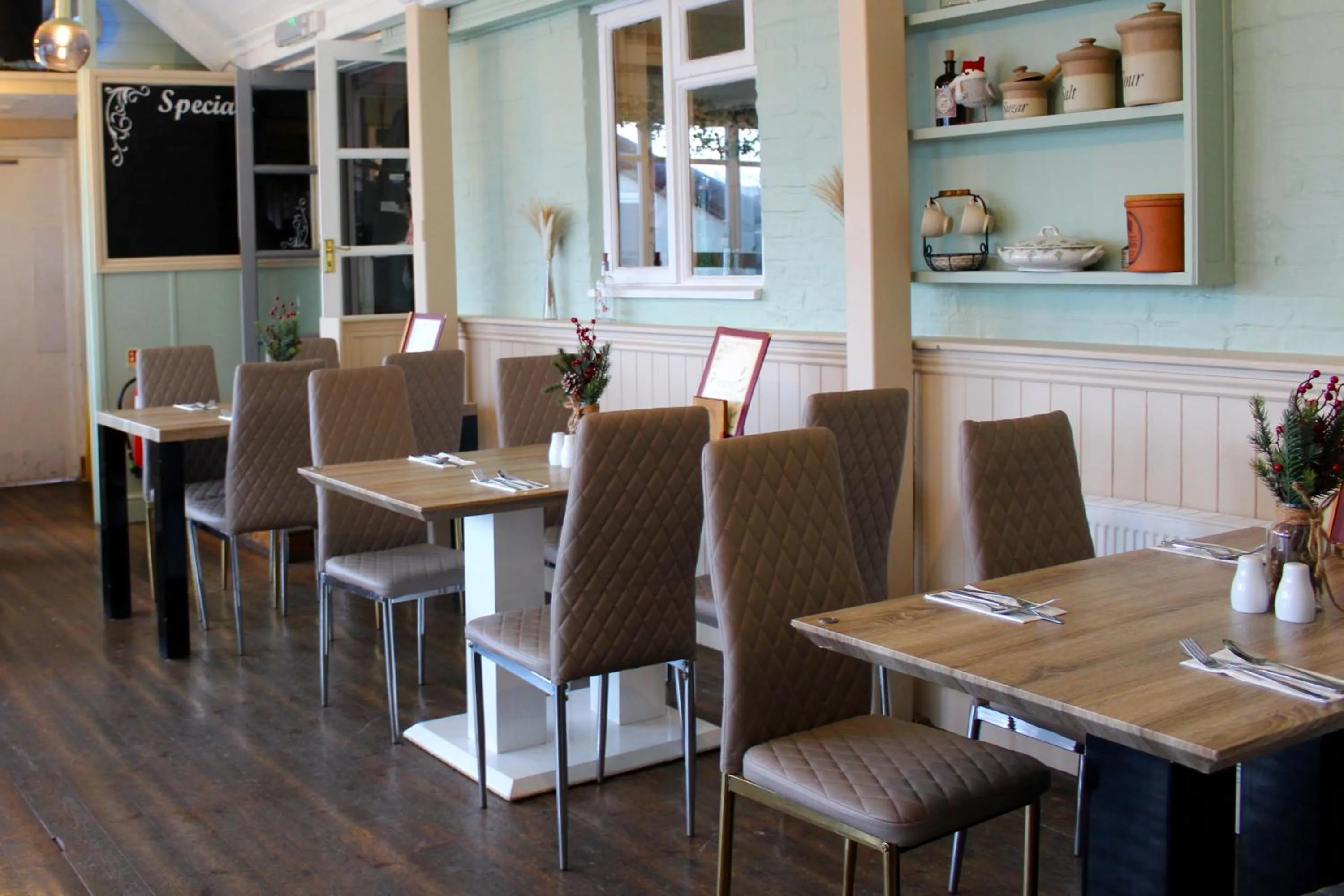 Restaurant/places to eat in Dog and Partridge Inn