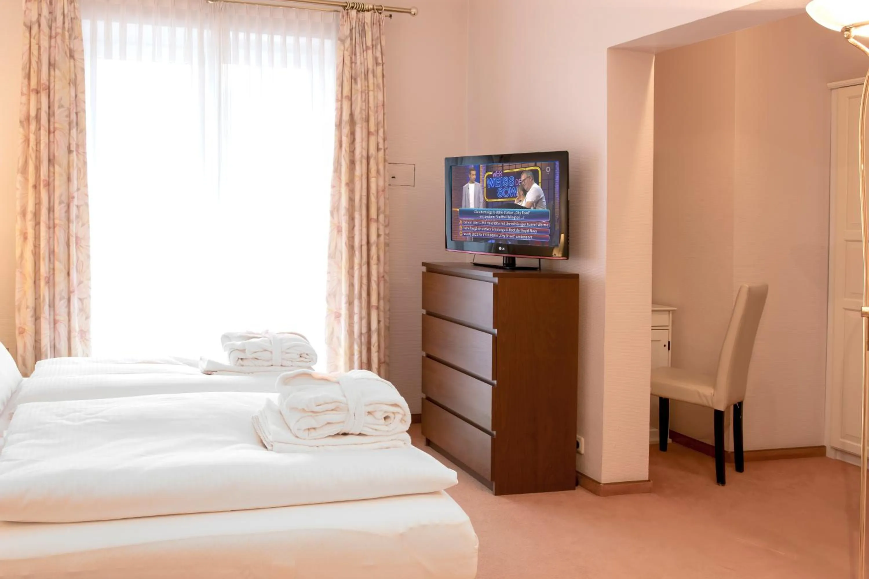 Photo of the whole room, Bed in Golf- und Wellnesshotel Amtsheide