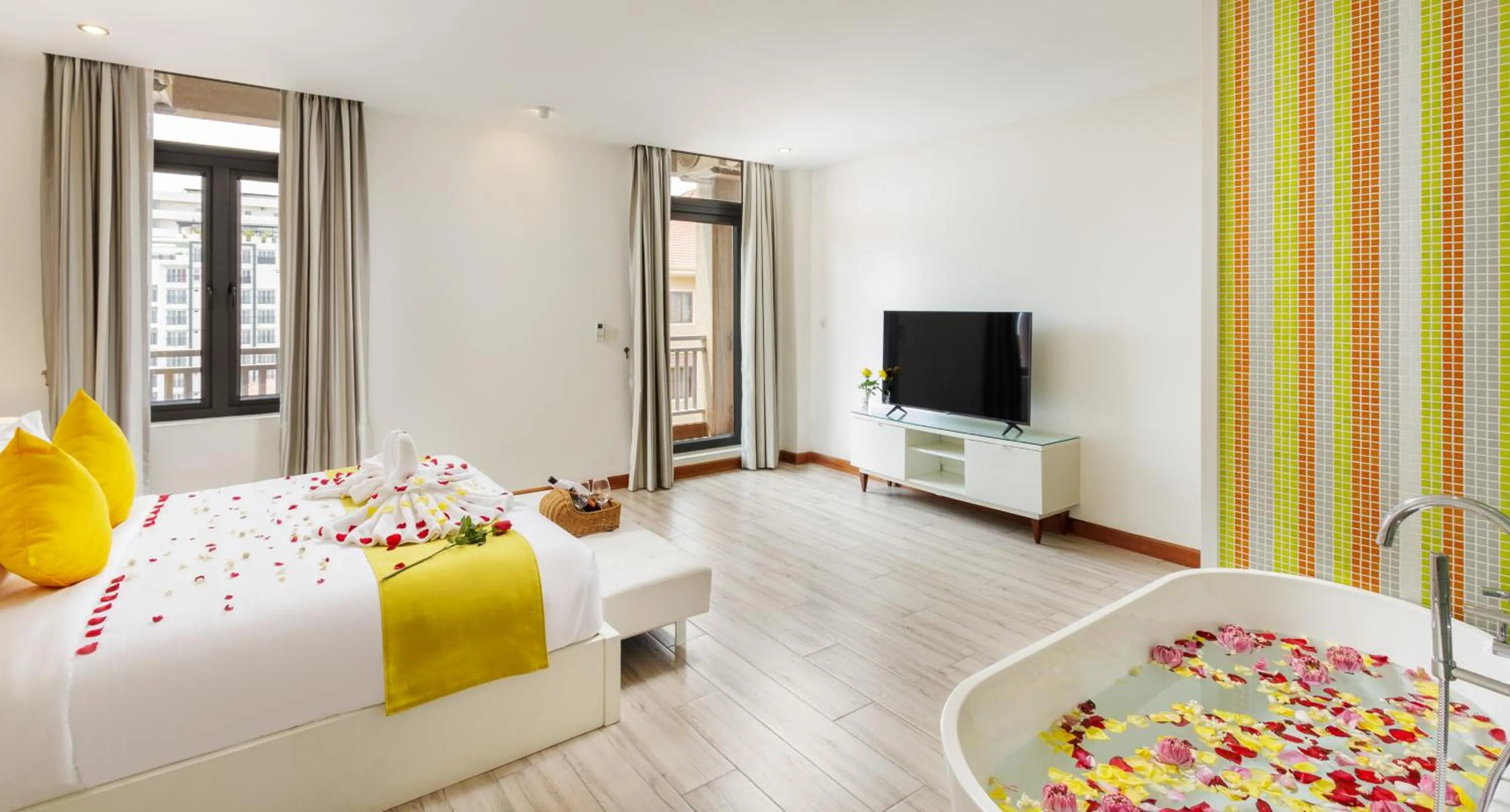 TV and multimedia, Bed in Jaya Suites Hotel