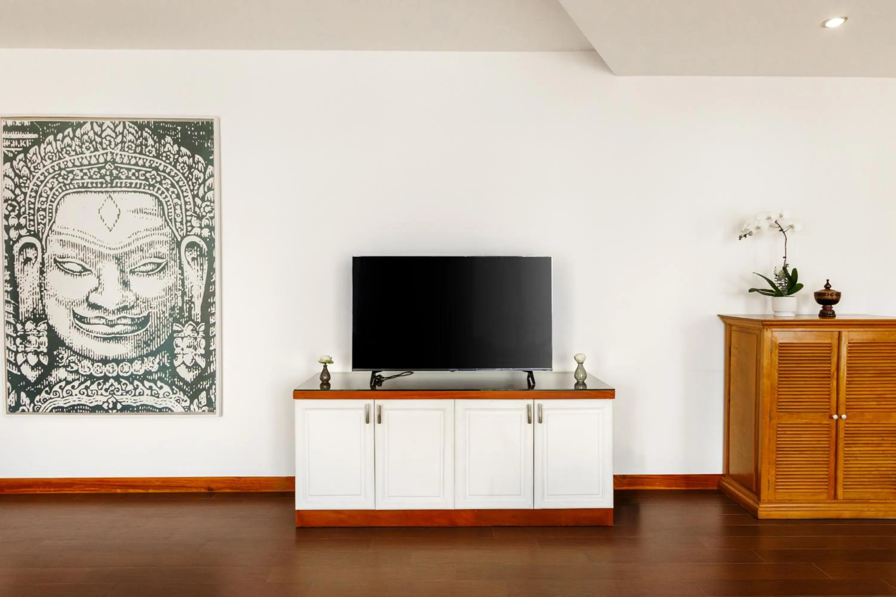 TV and multimedia in Jaya Suites Hotel