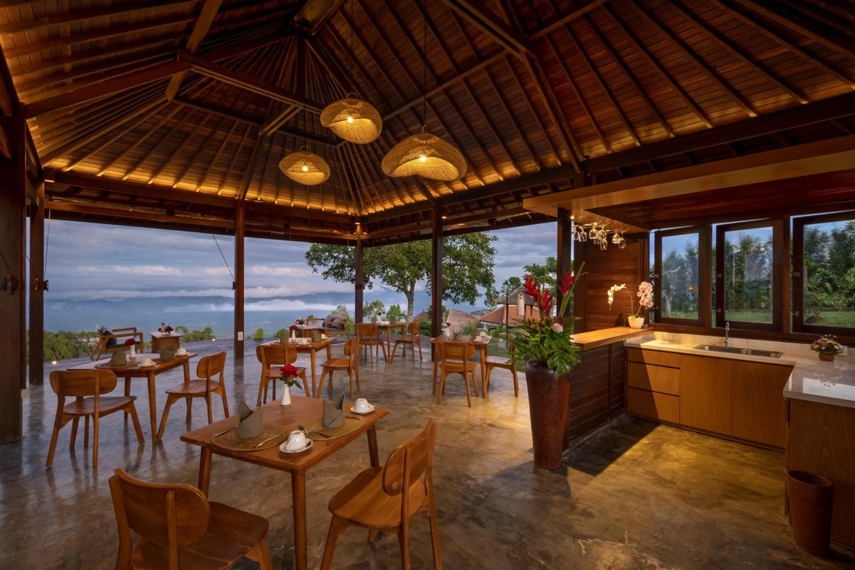 Restaurant/places to eat in Munduk Tentrem Resort