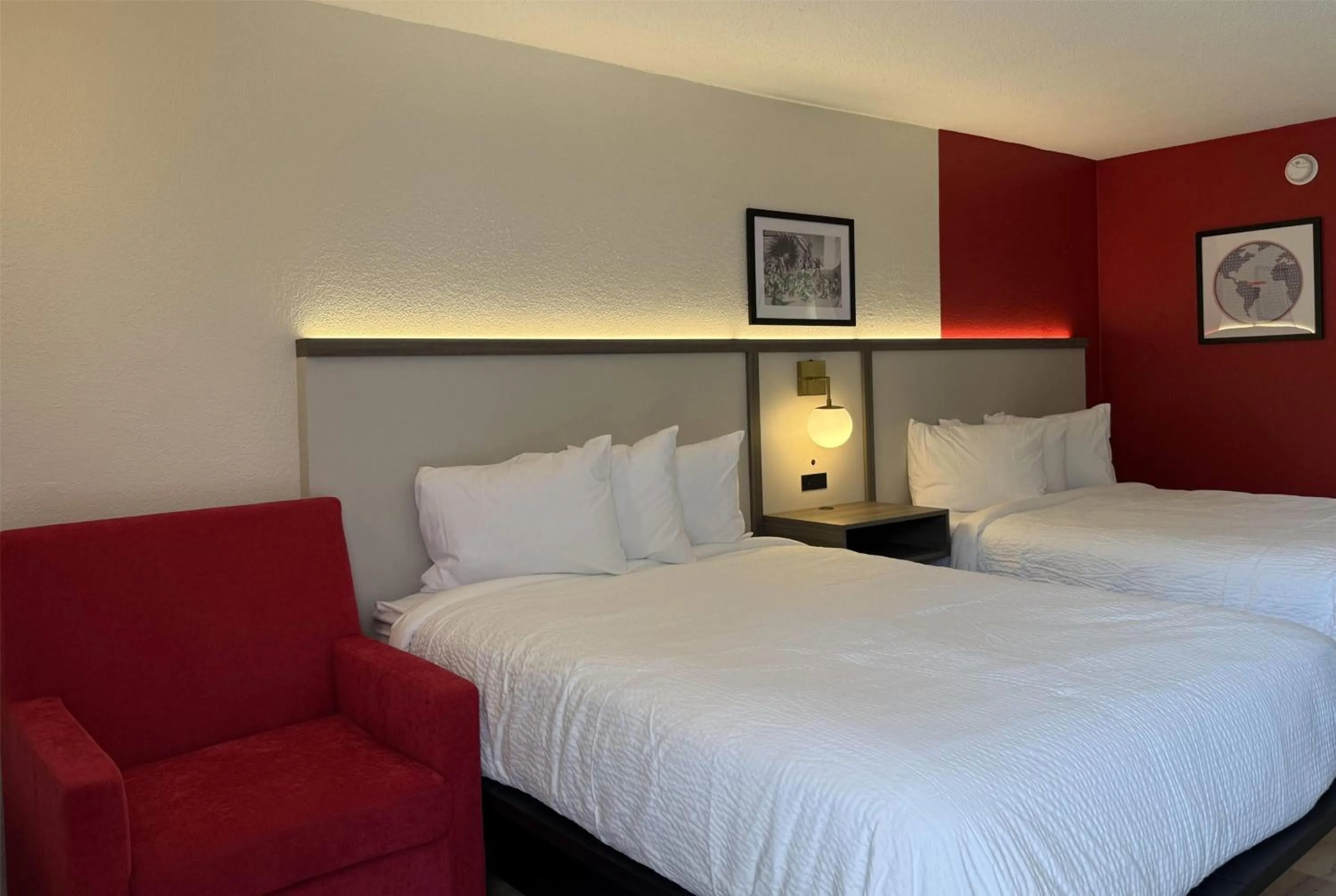 Photo of the whole room, Bed in Travelodge by Wyndham Lumberton