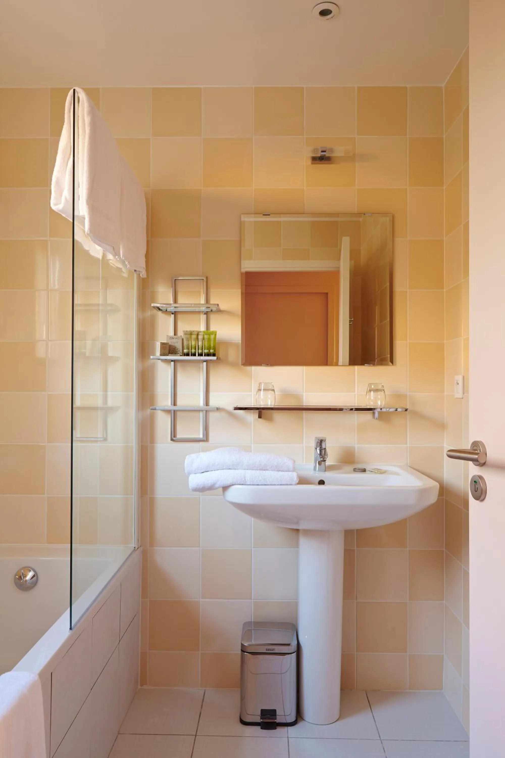 Shower in Hôtel Les Herbes Folles