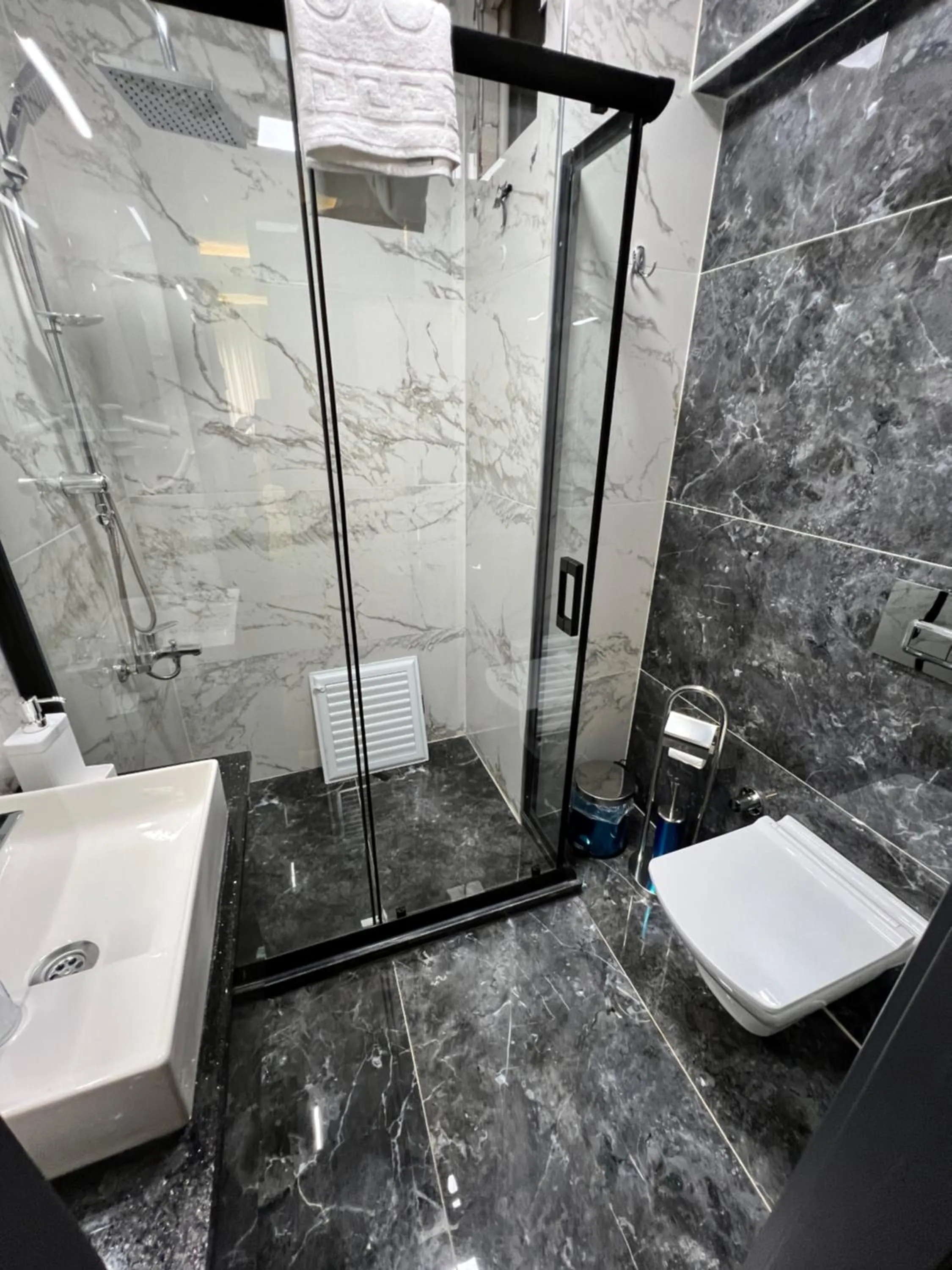 Shower in Golden Stoneluxe İstanbul Hotel