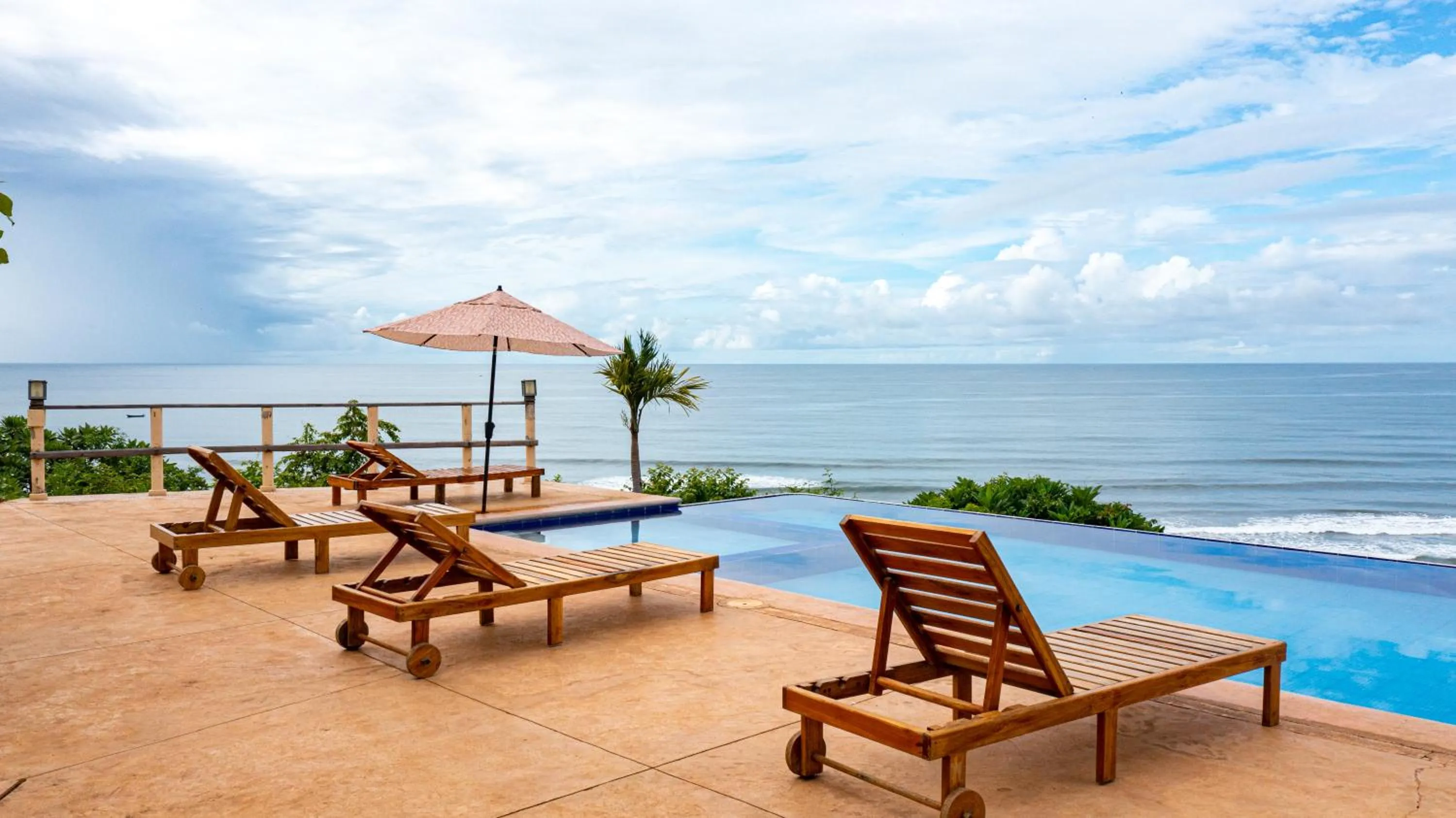 Swimming pool in Hotel Los Mangos El Salvador