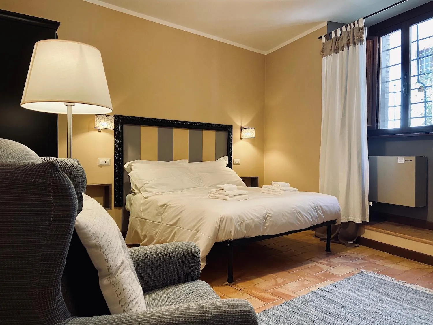 Photo of the whole room, Bed in Quo Vadis