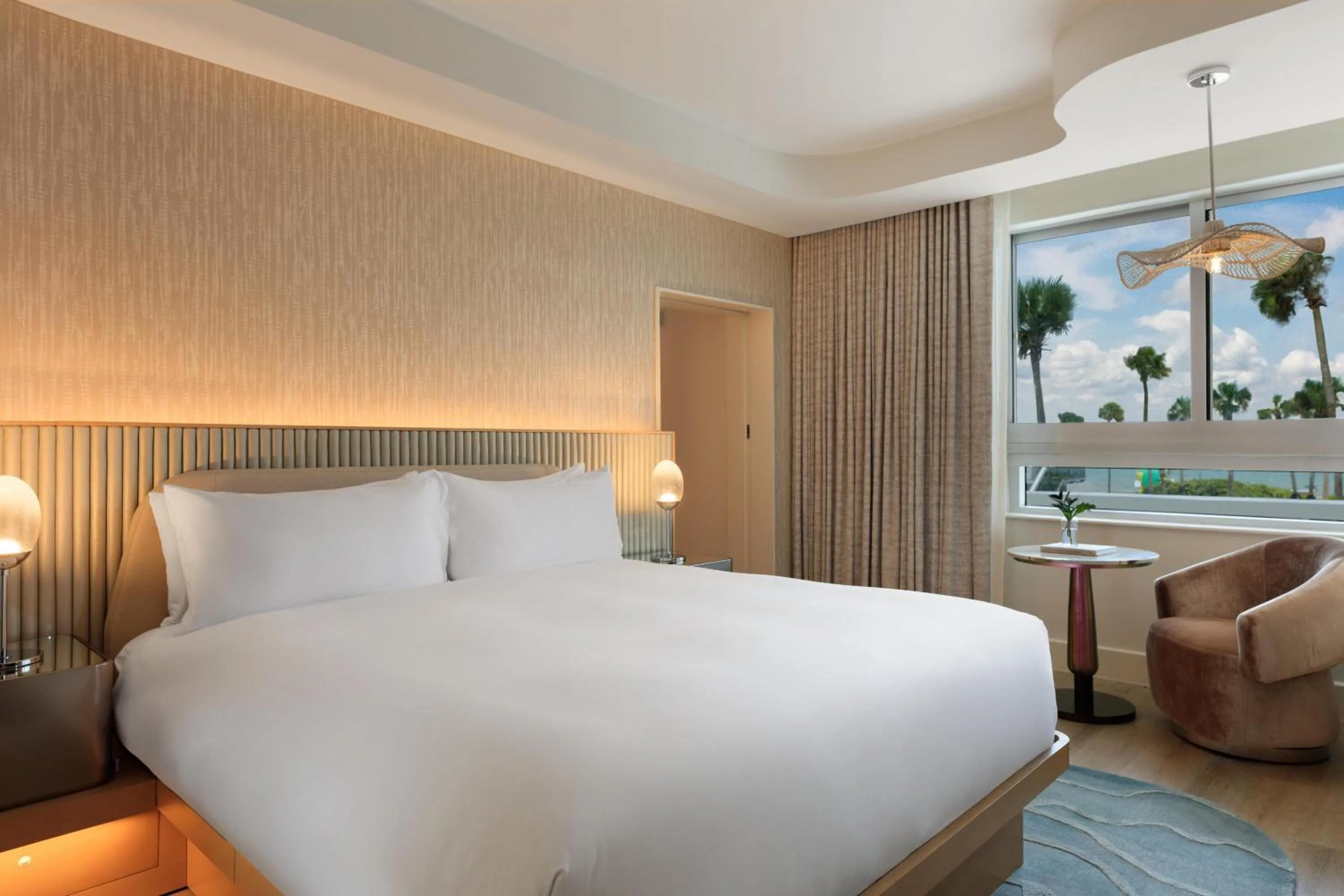 Photo of the whole room, Bed in Andaz Miami Beach, By Hyatt