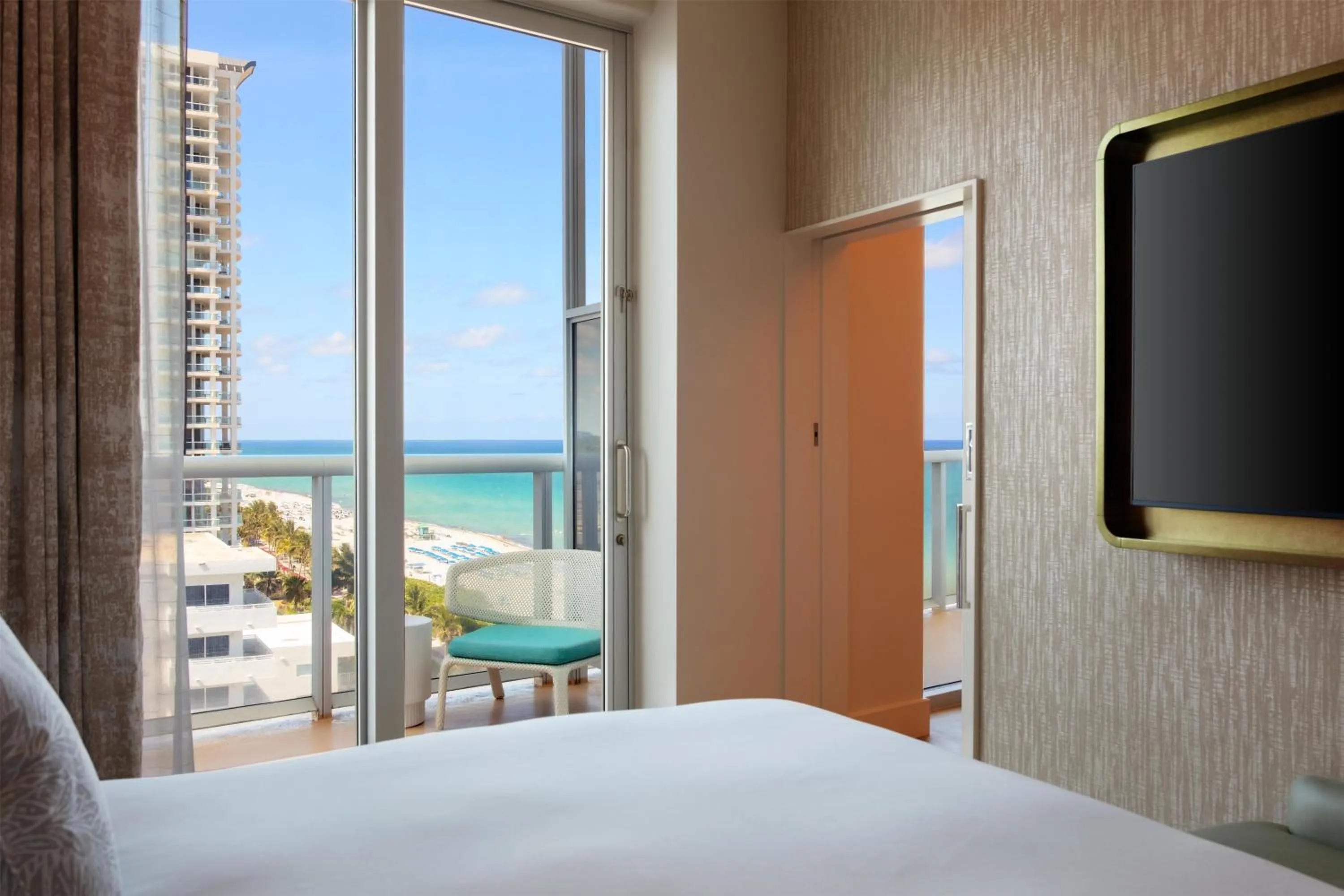 Photo of the whole room, Bed in Andaz Miami Beach, By Hyatt