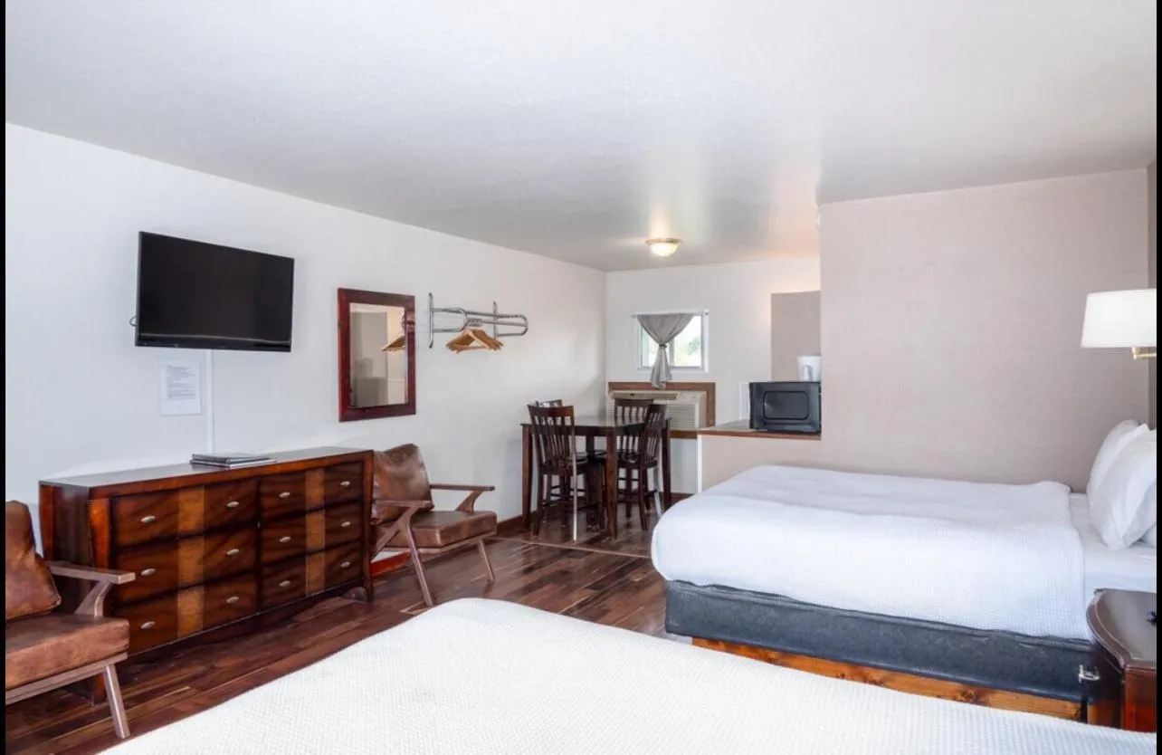 Bedroom, Bed in Sandman Motel