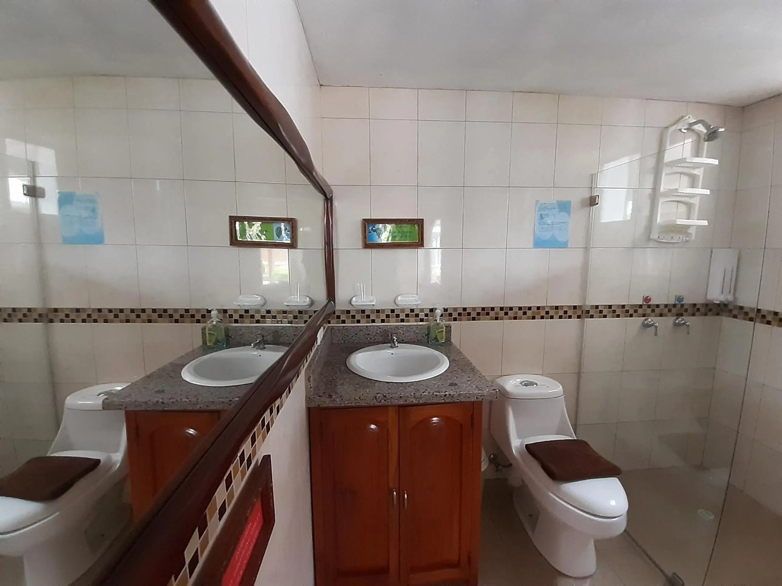 Bathroom in Suymar Ecolodge Galapagos
