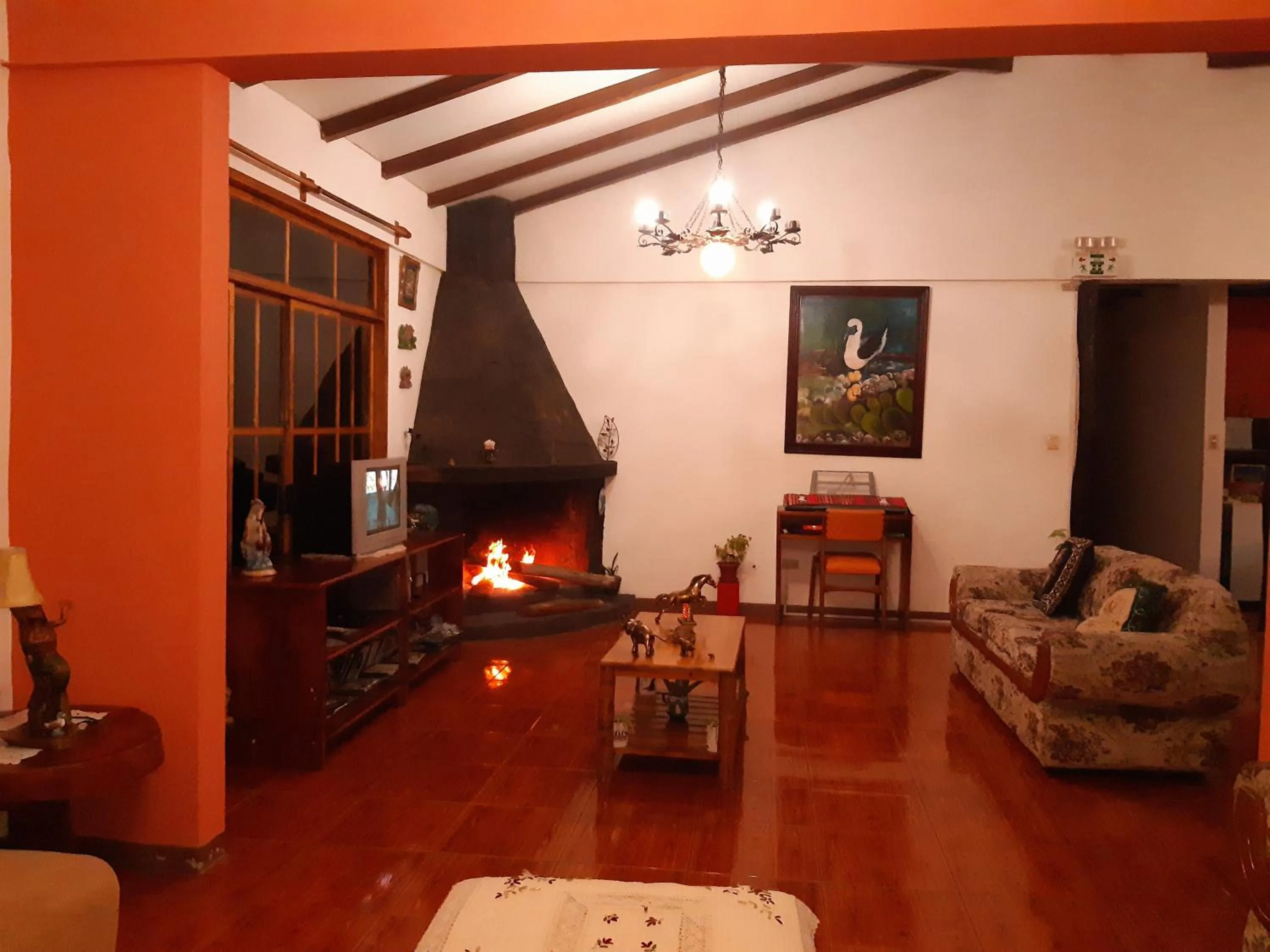 Communal lounge/ TV room in Suymar Ecolodge Galapagos