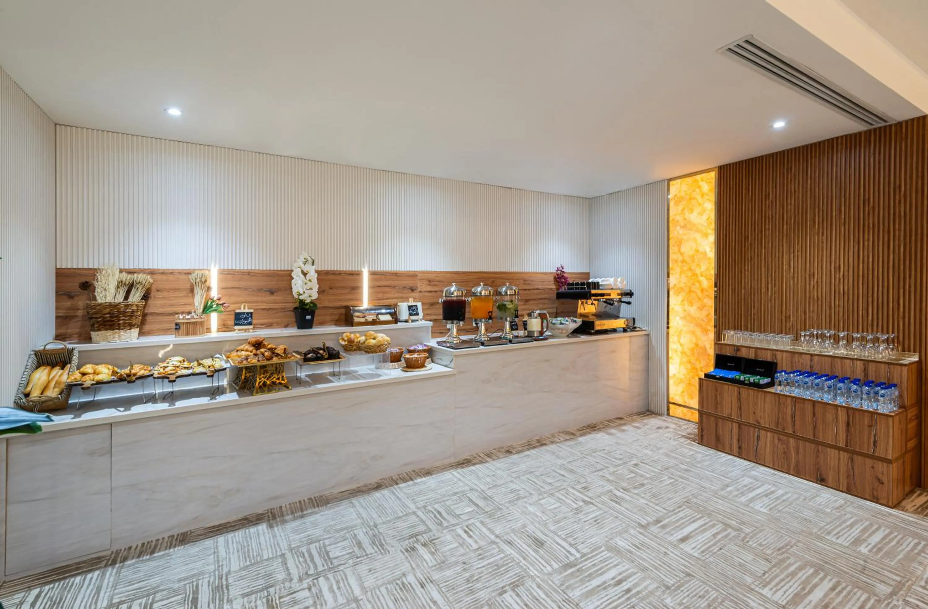 Restaurant/places to eat in Ross Hotel