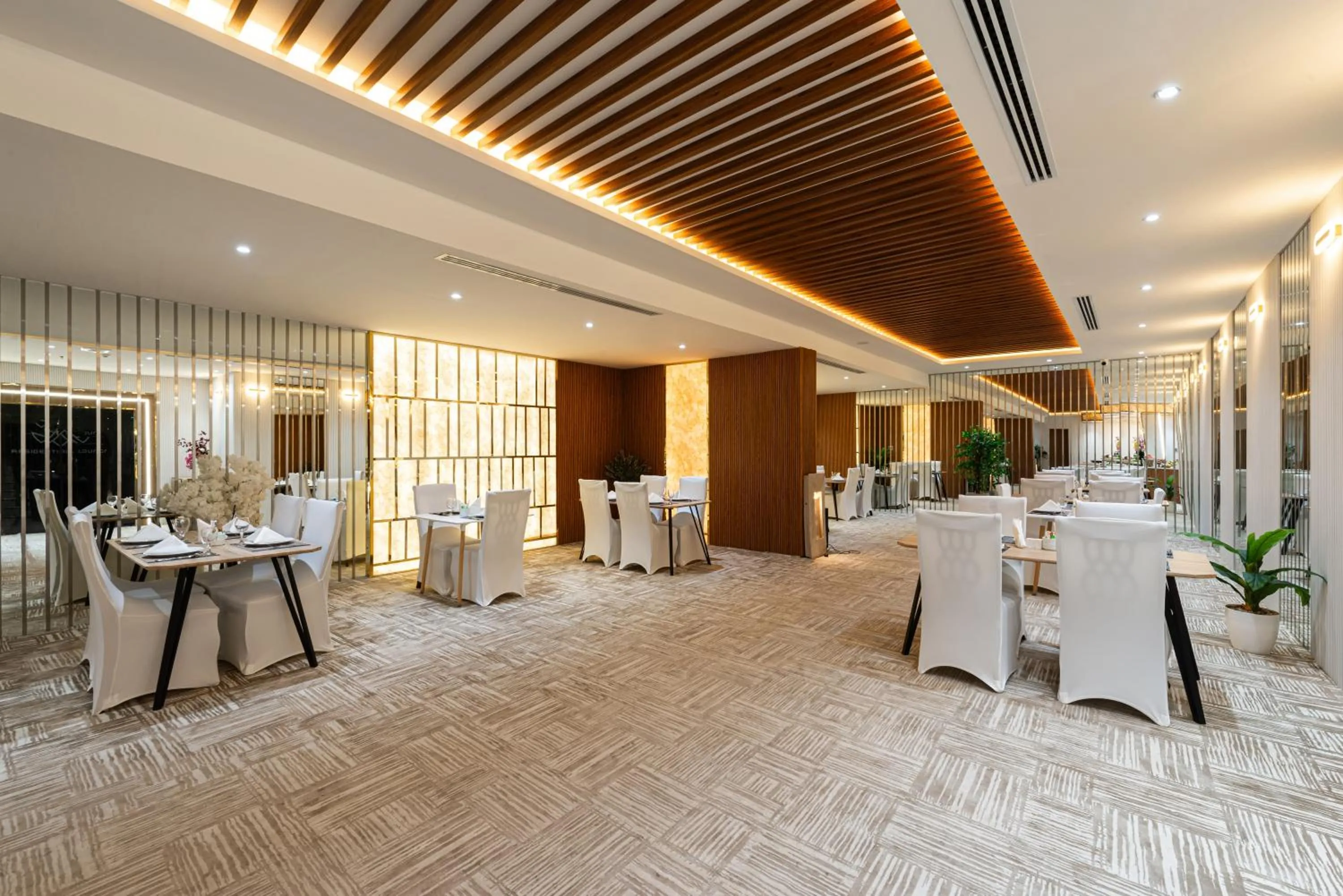 Restaurant/places to eat in Ross Hotel