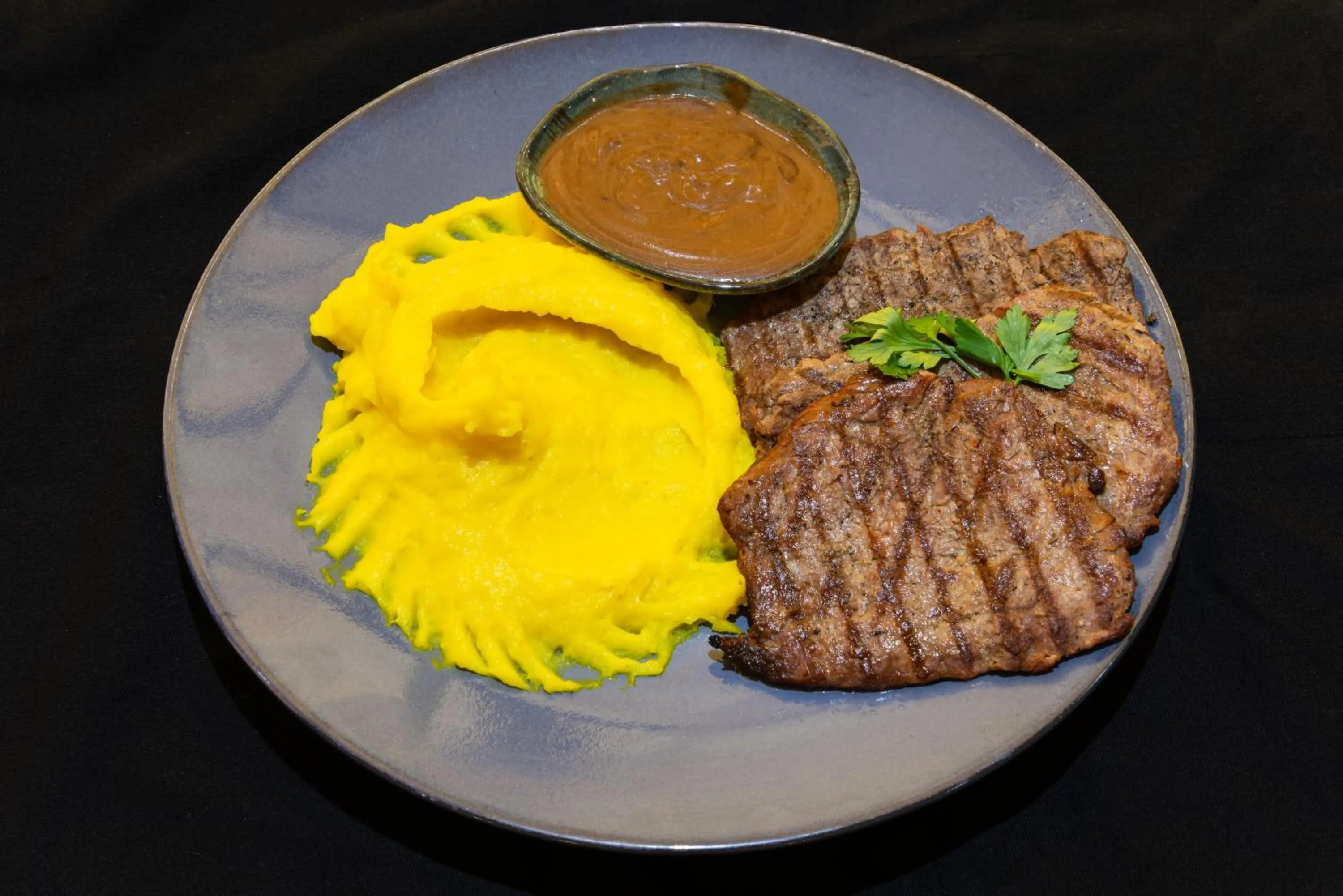 Restaurant/places to eat in Ross Hotel