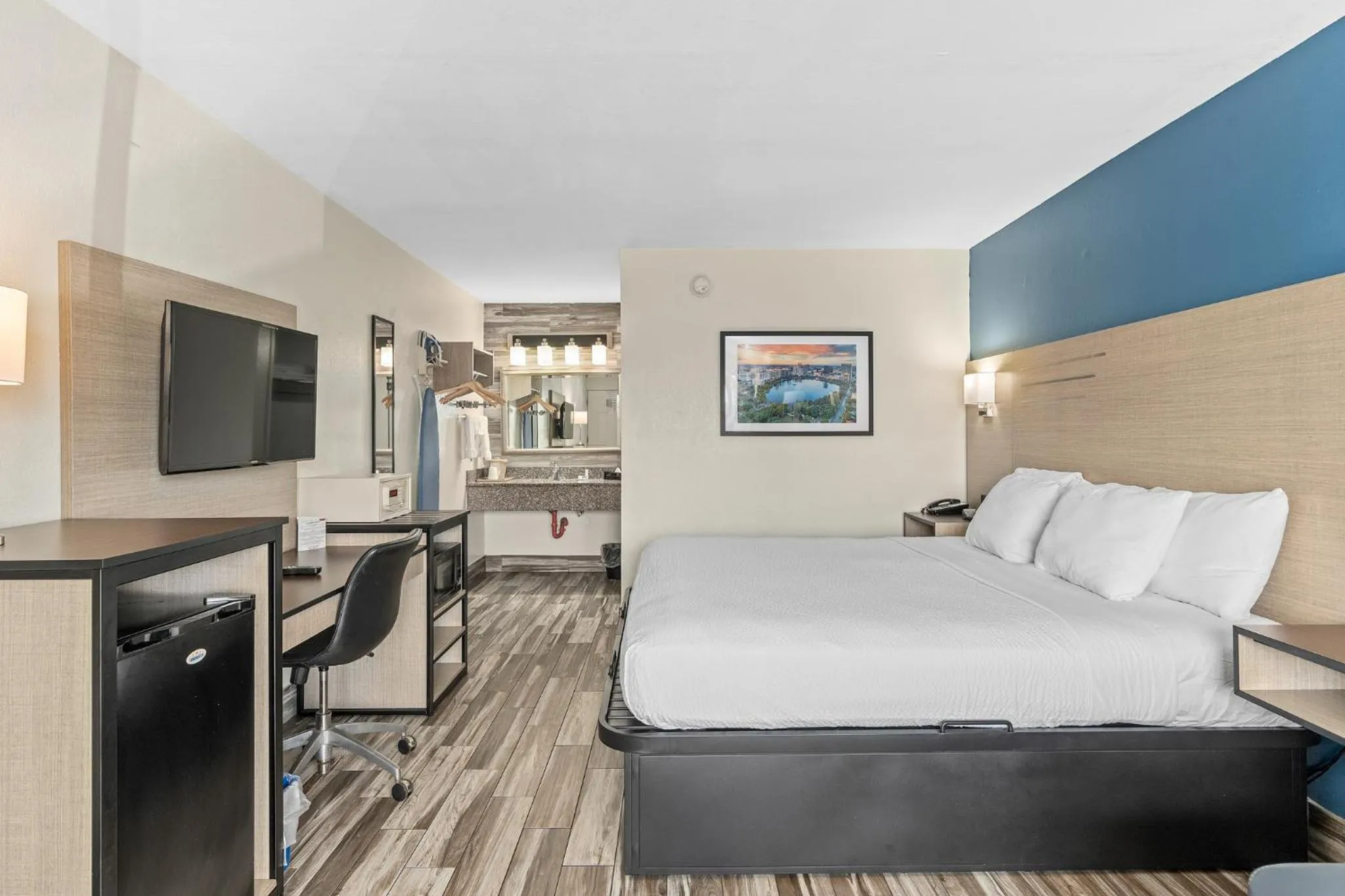 Bedroom, Bed in Baymont by Wyndham Orlando Downtown