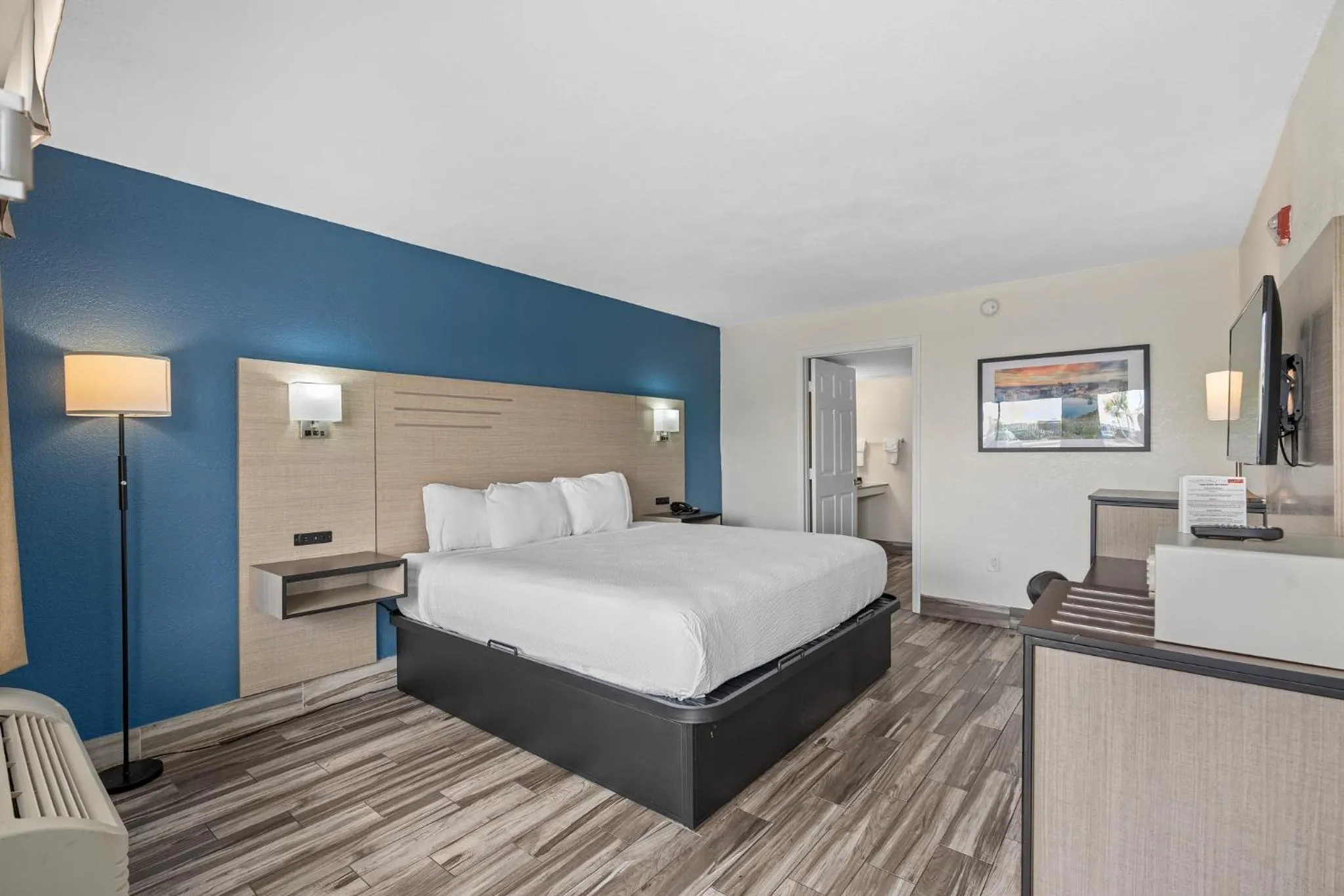 Bedroom, Bed in Baymont by Wyndham Orlando Downtown