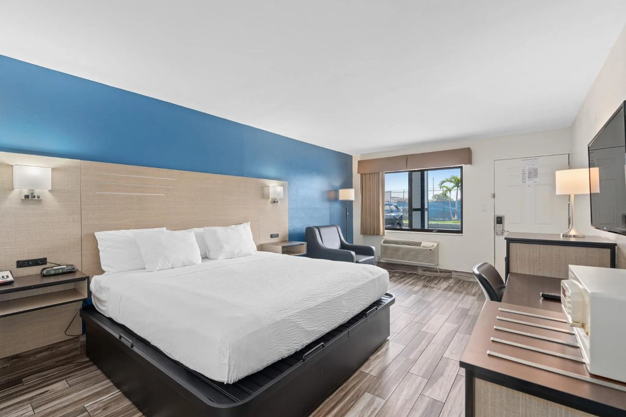 Bedroom, Bed in Baymont by Wyndham Orlando Downtown