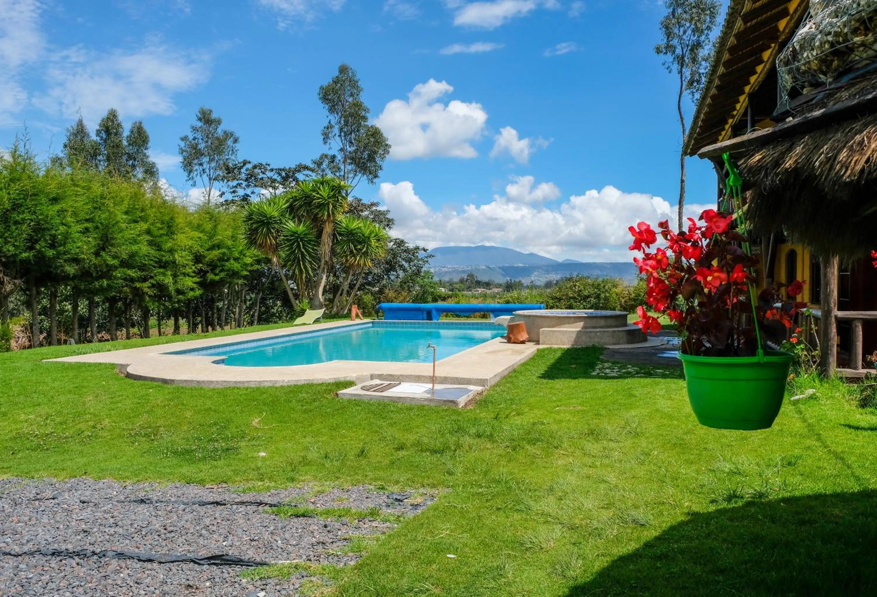 Swimming pool in Hostería Colibri Aeropuerto